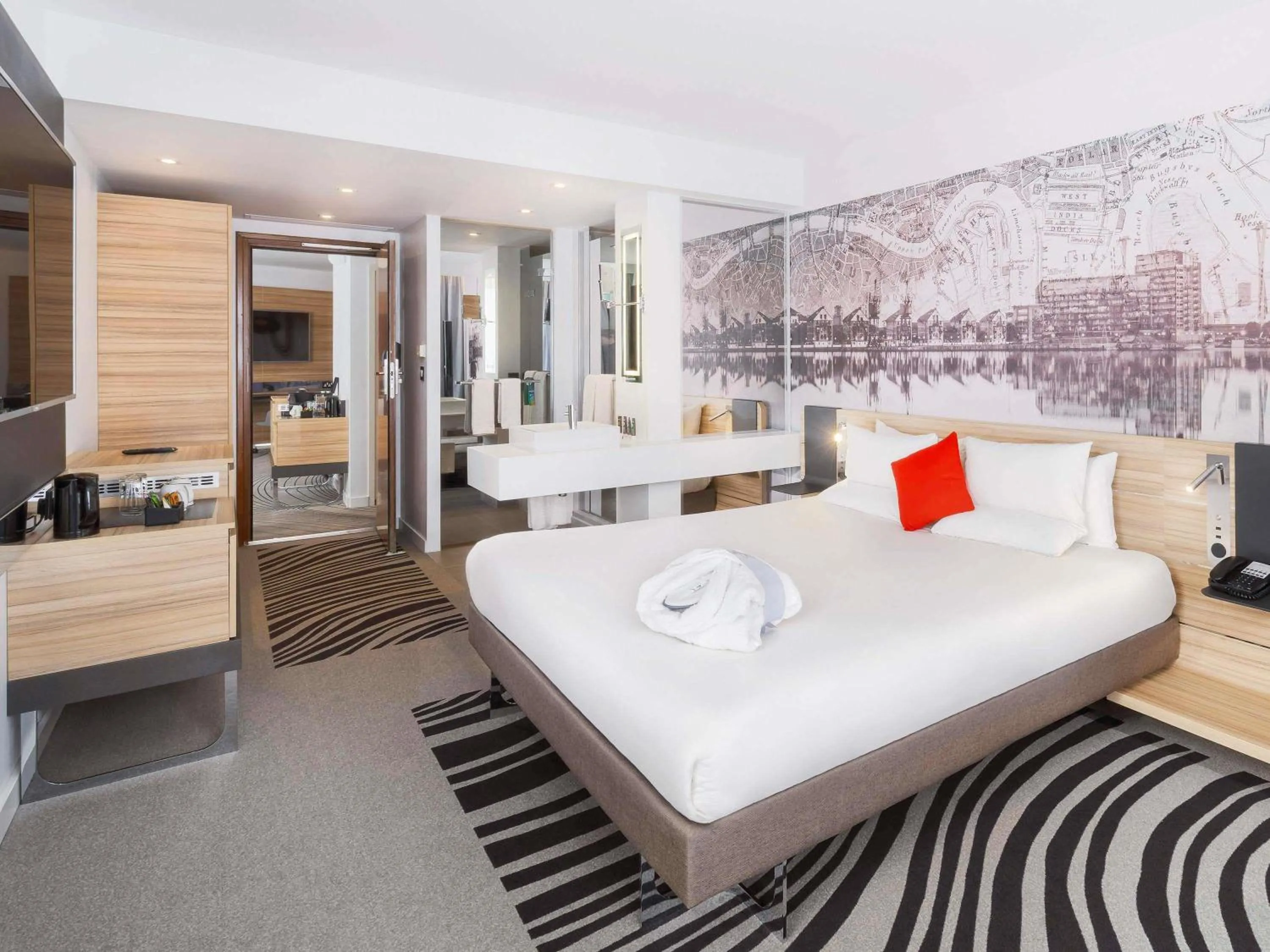 Bedroom, Bed in Novotel London Excel