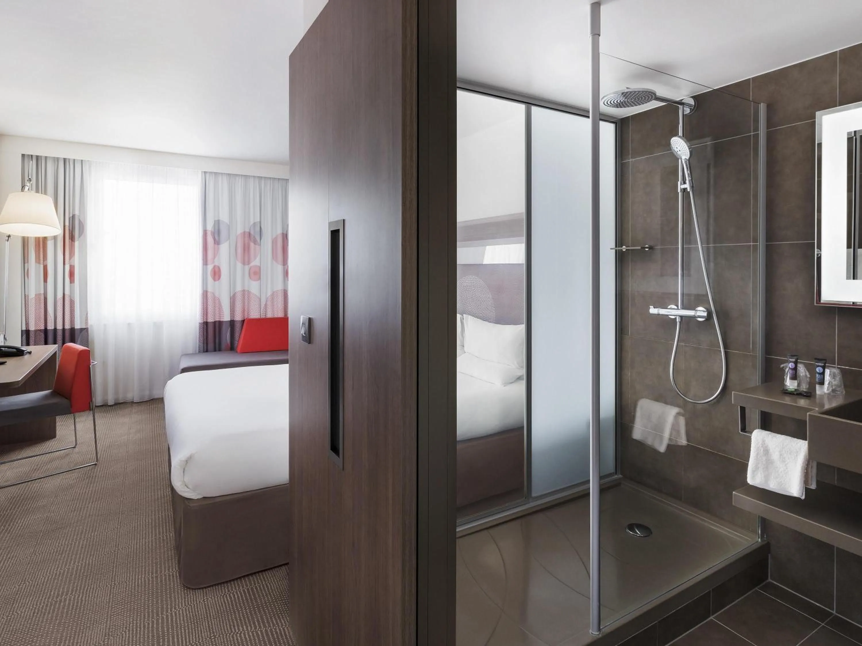 Bedroom, Bed in Novotel London Excel