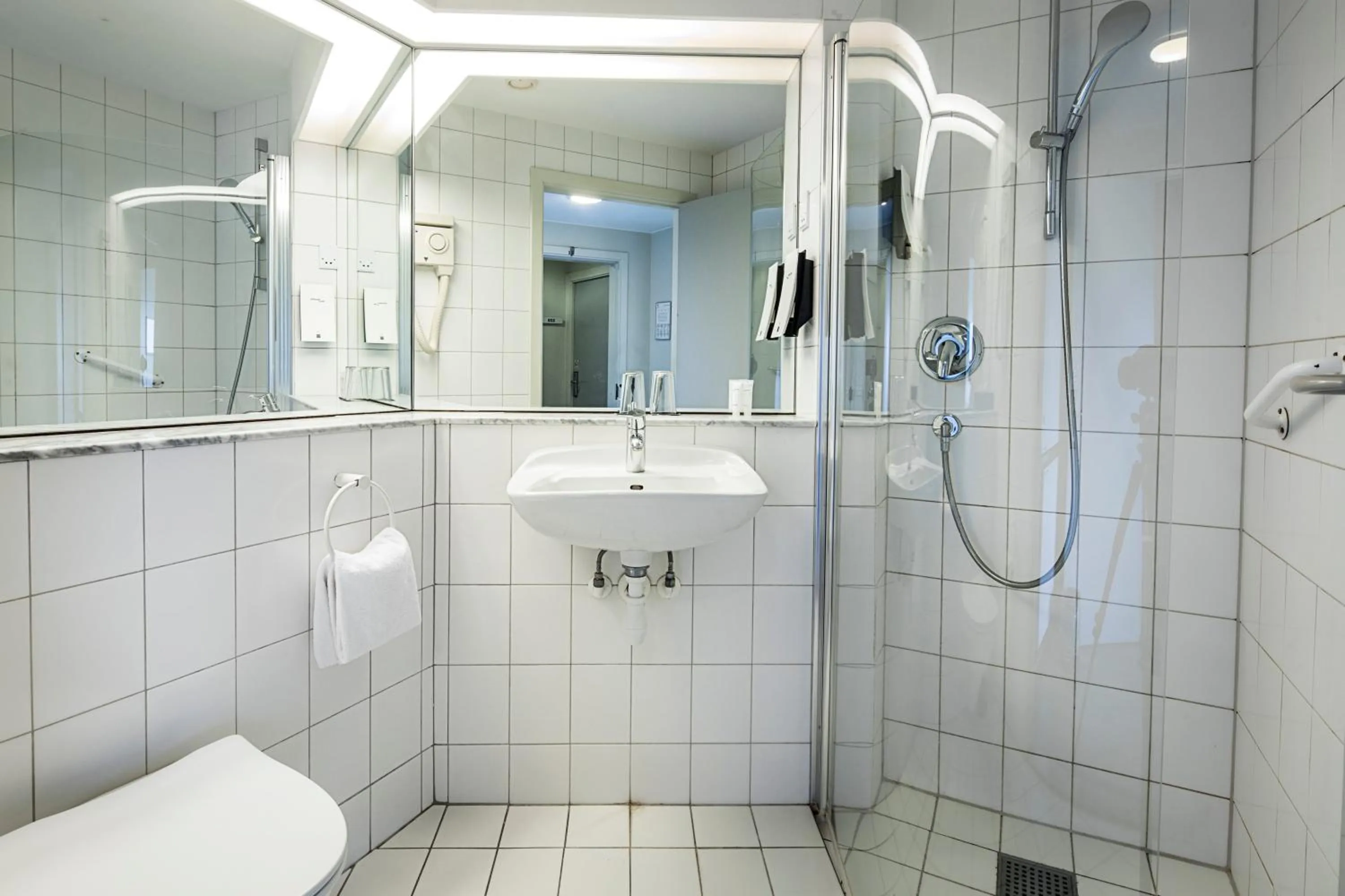 Shower in Hotel Marina