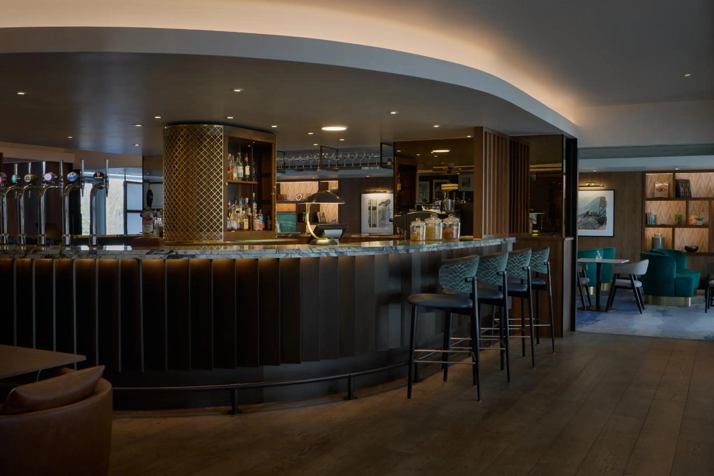 Lounge or bar in DoubleTree By Hilton London Excel