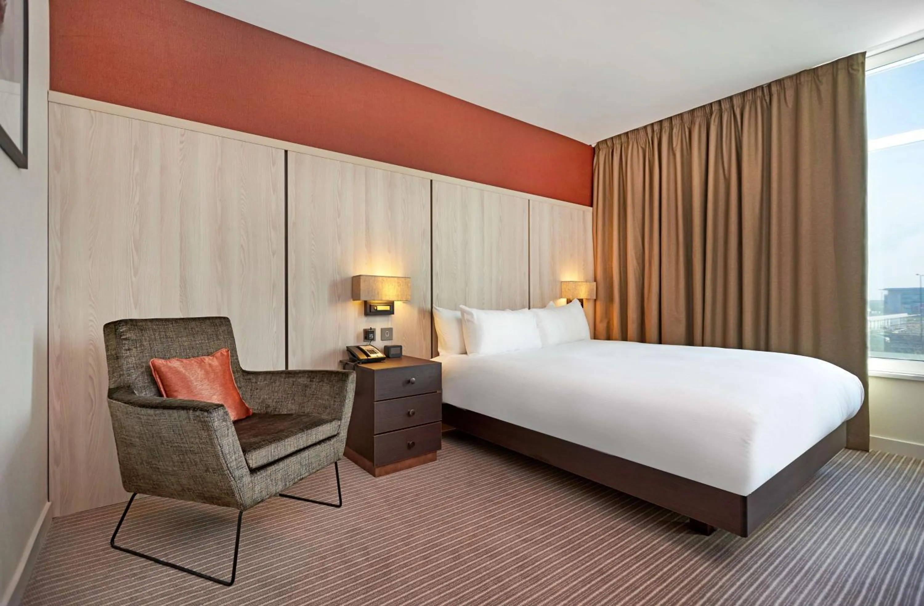 Living room, Bed in DoubleTree By Hilton London Excel