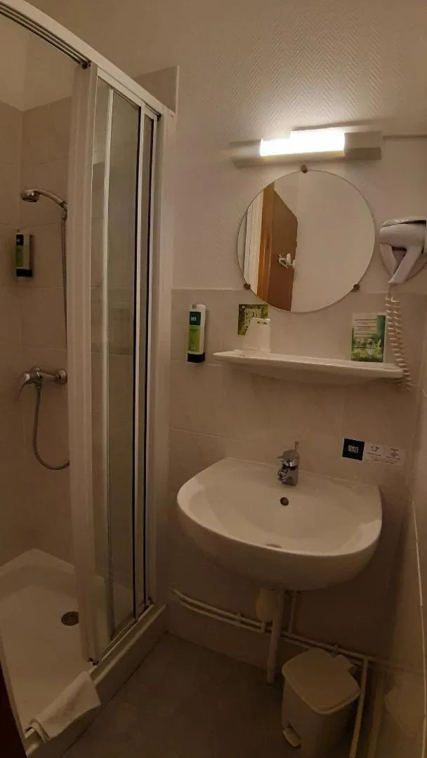 Bathroom in Hotel De La Route Verte