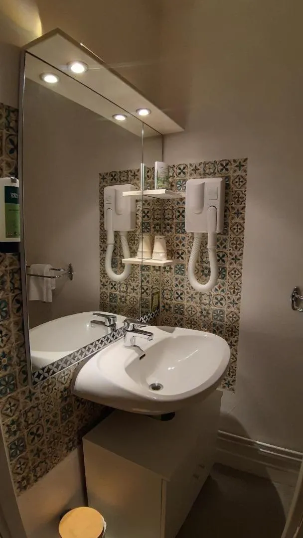 Bathroom in Hotel De La Route Verte