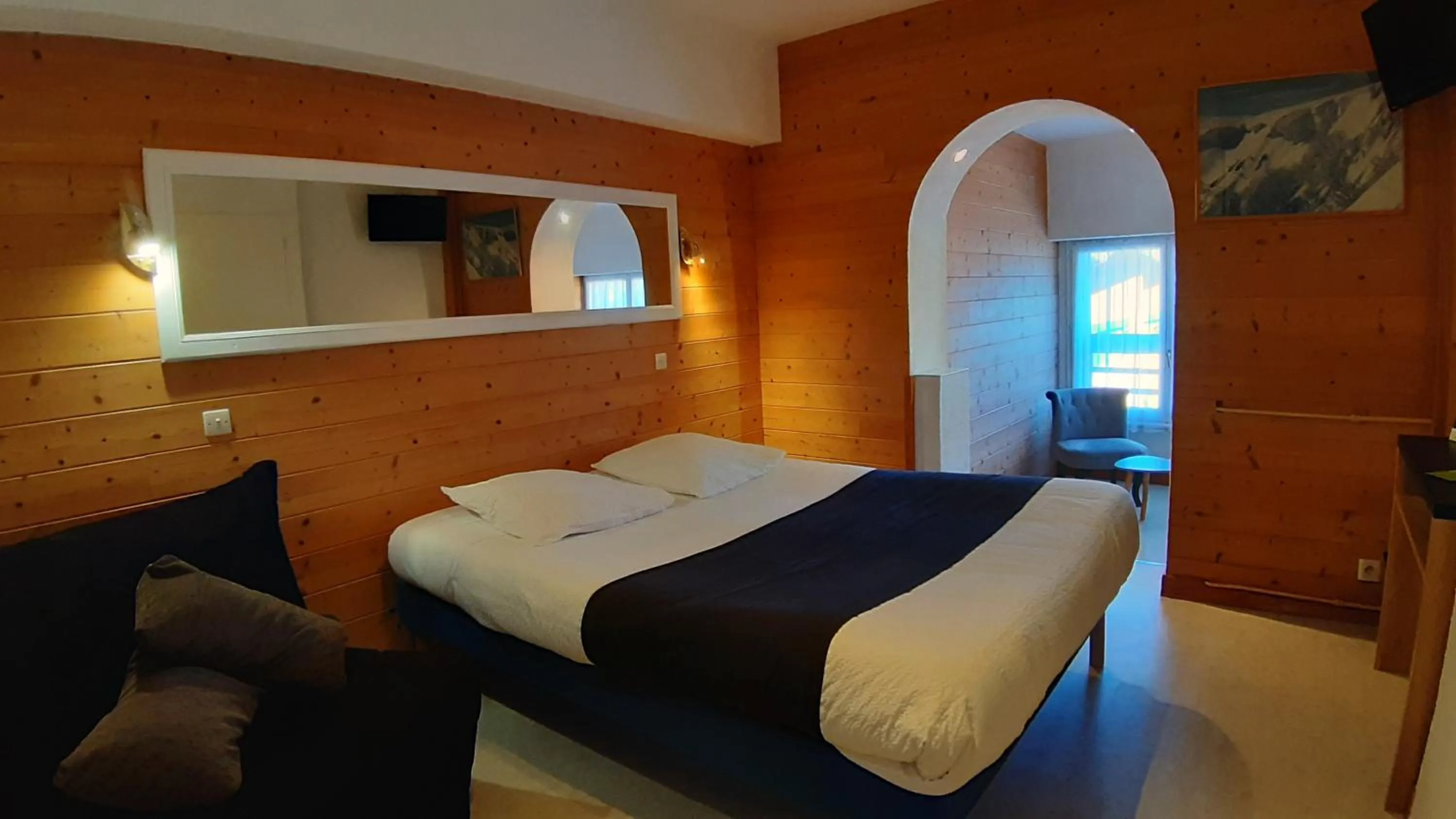 Bedroom, Bed in Hotel De La Route Verte