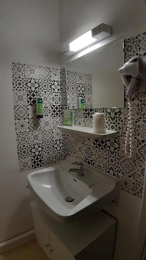 Bathroom in Hotel De La Route Verte