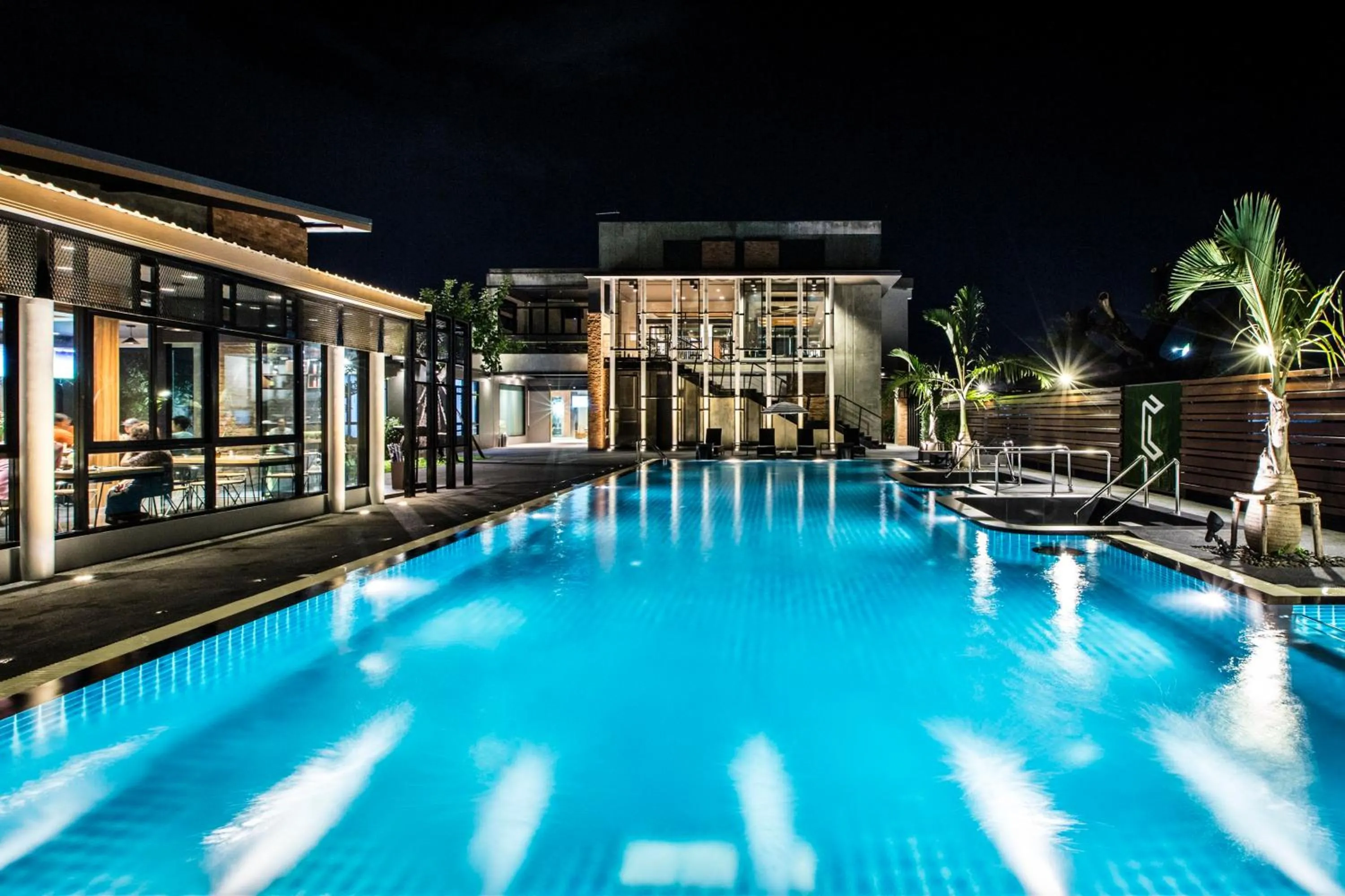 Swimming pool in Cresco Hotel Buriram