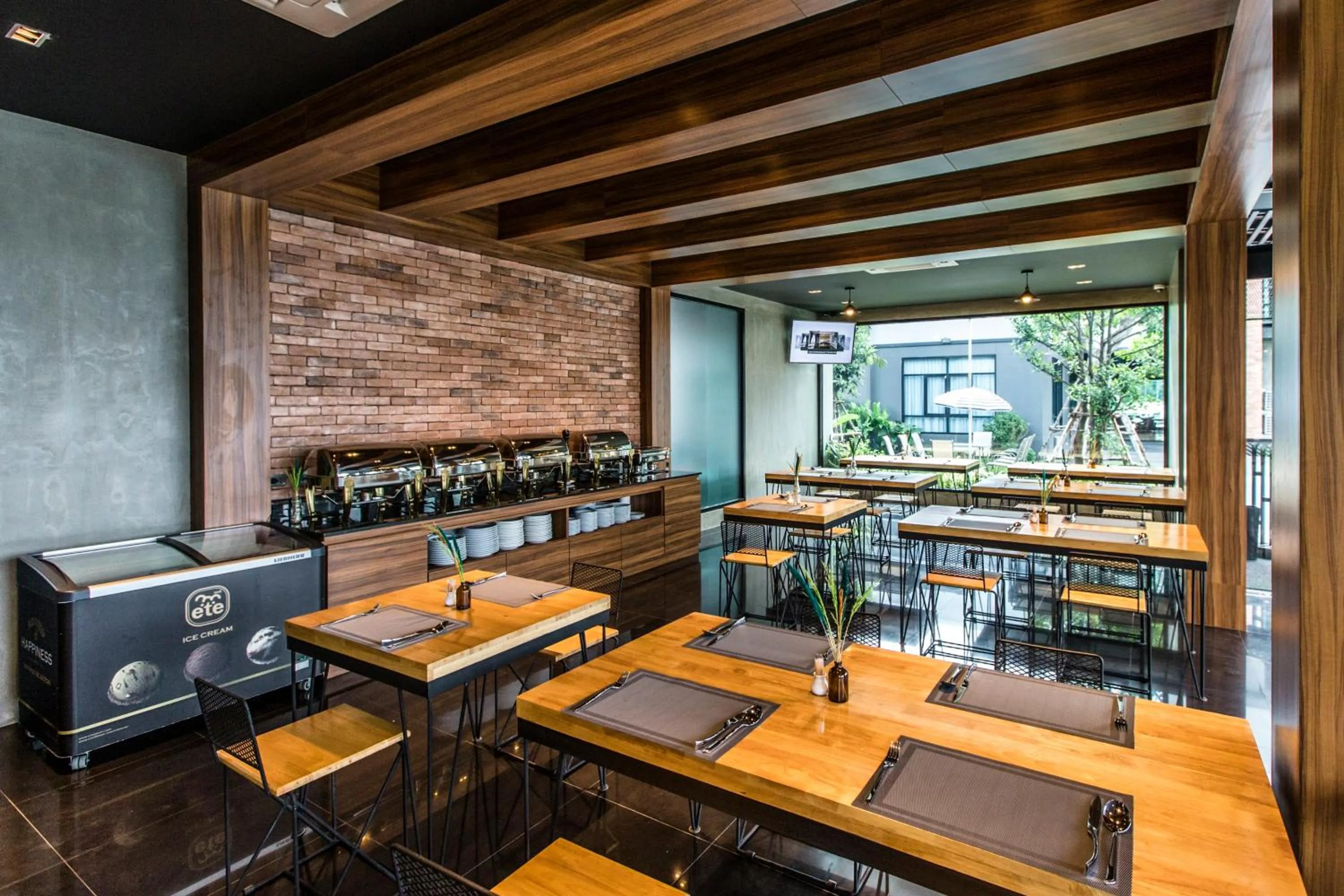 Restaurant/places to eat in Cresco Hotel Buriram