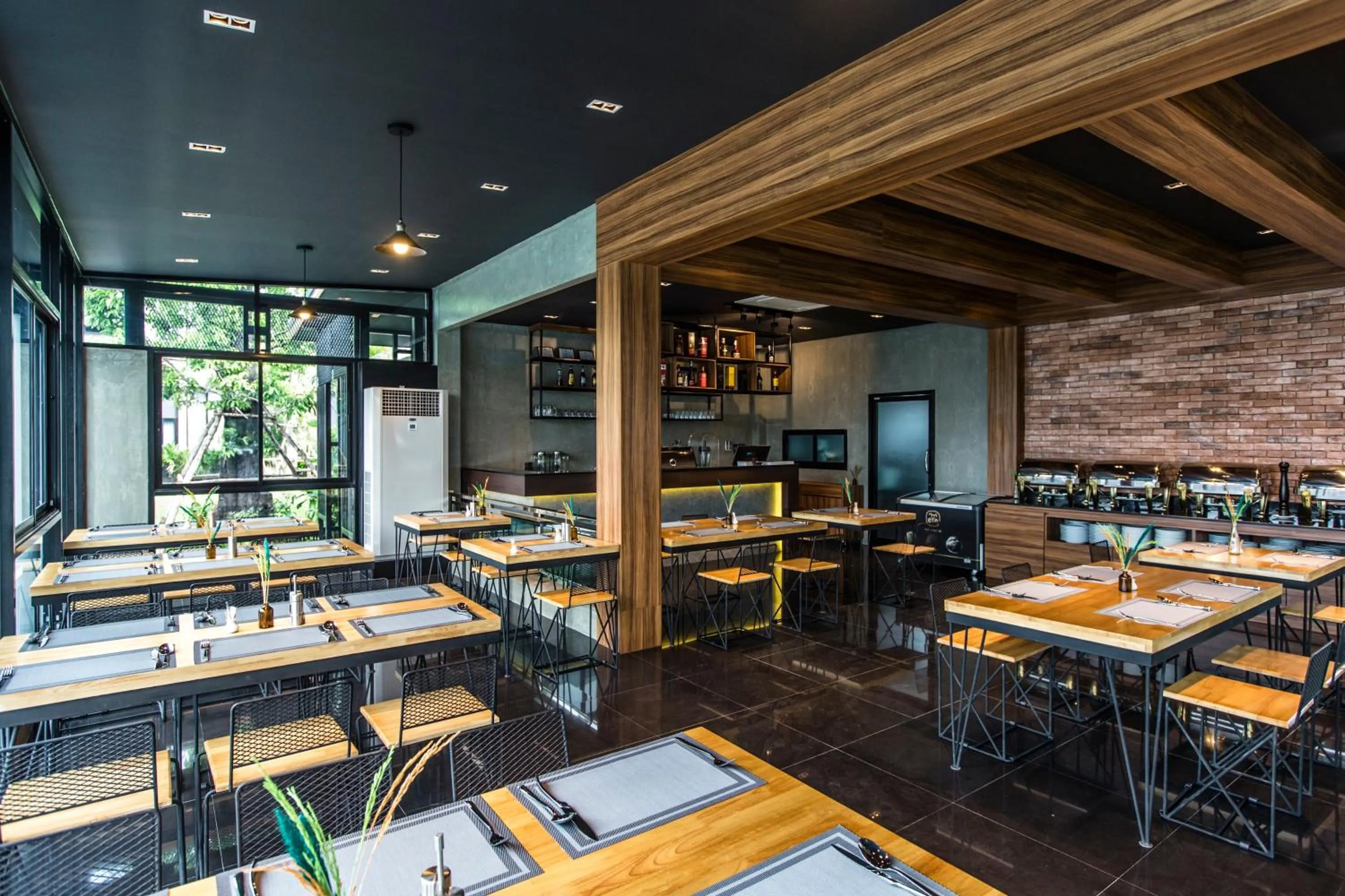 Restaurant/places to eat in Cresco Hotel Buriram