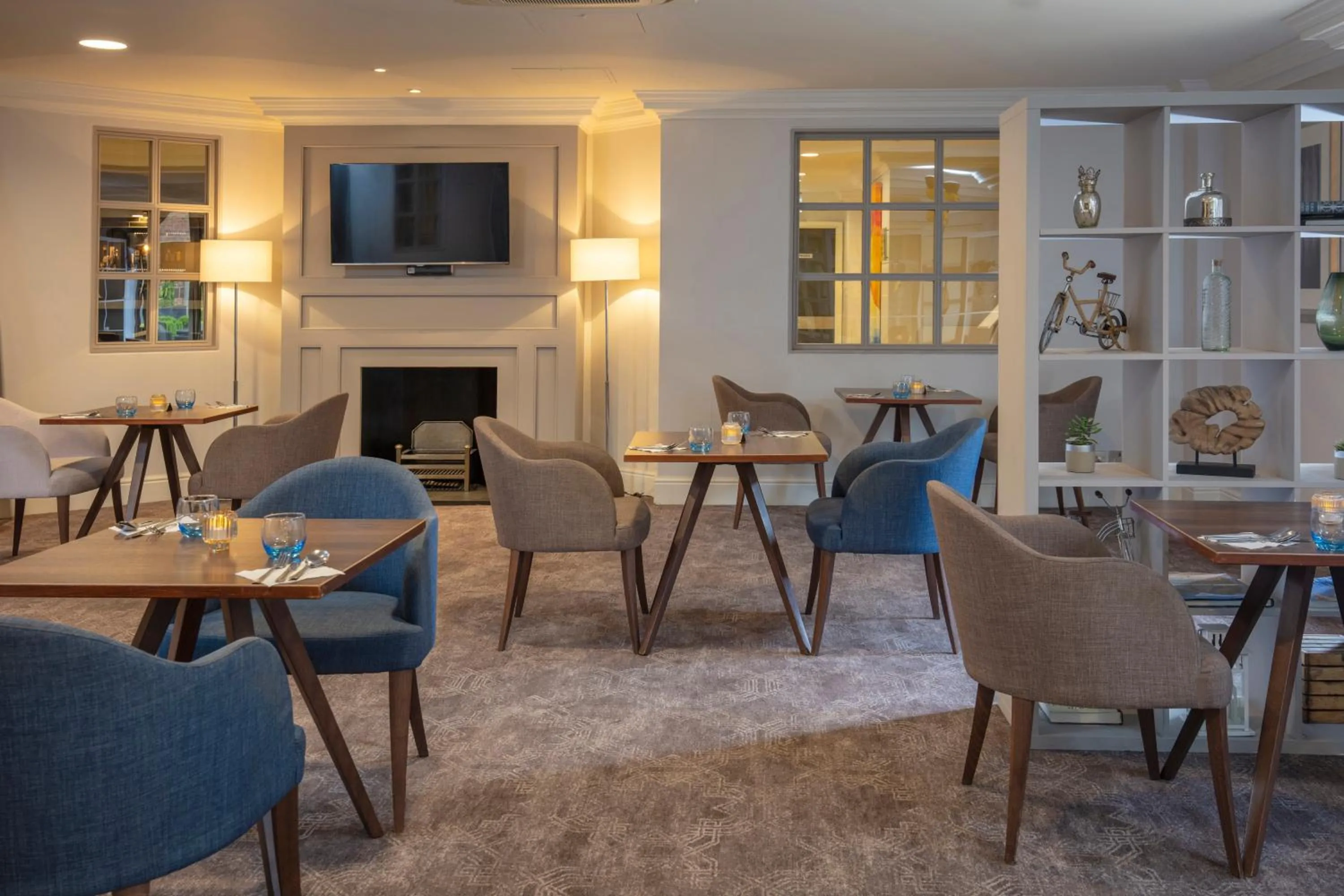 Lounge or bar in Cambridge Belfry Hotel & Spa