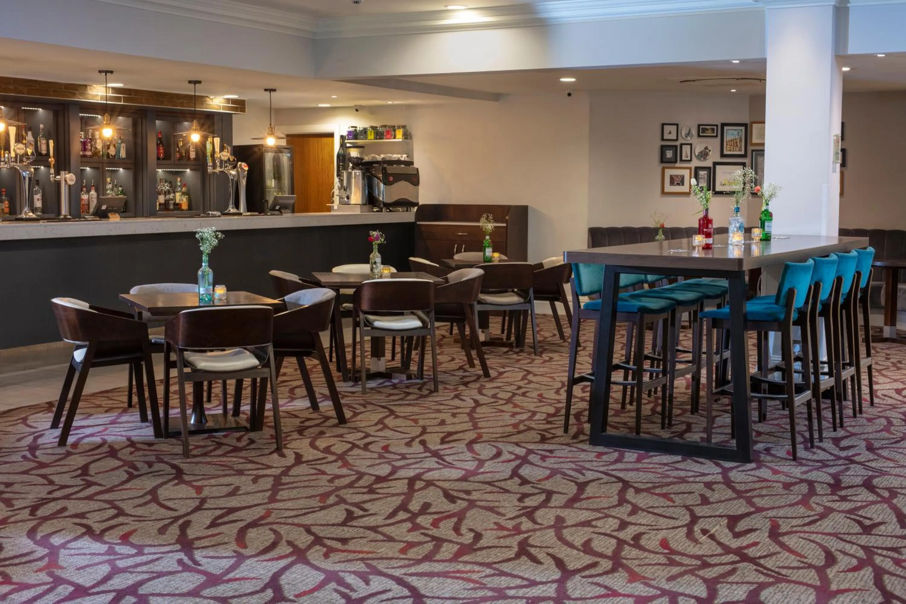 Lounge or bar in Cambridge Belfry Hotel & Spa