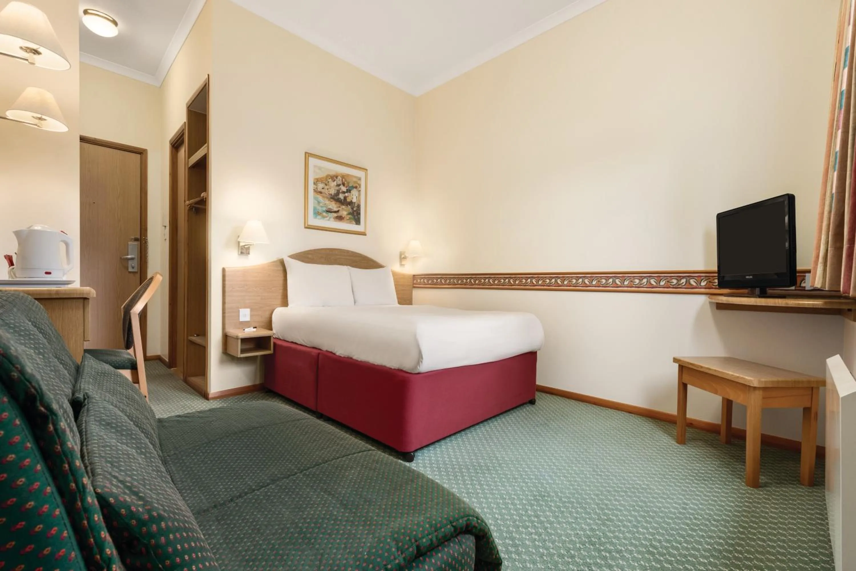 Photo of the whole room, Bed in Days Inn by Wyndham Donington