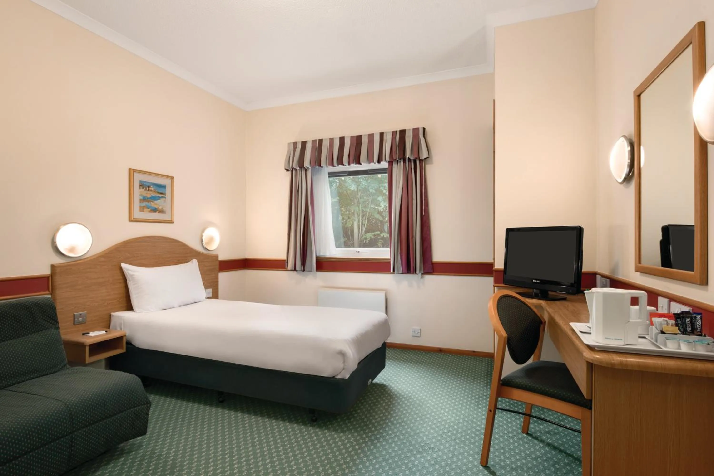 Photo of the whole room, Bed in Days Inn by Wyndham Donington