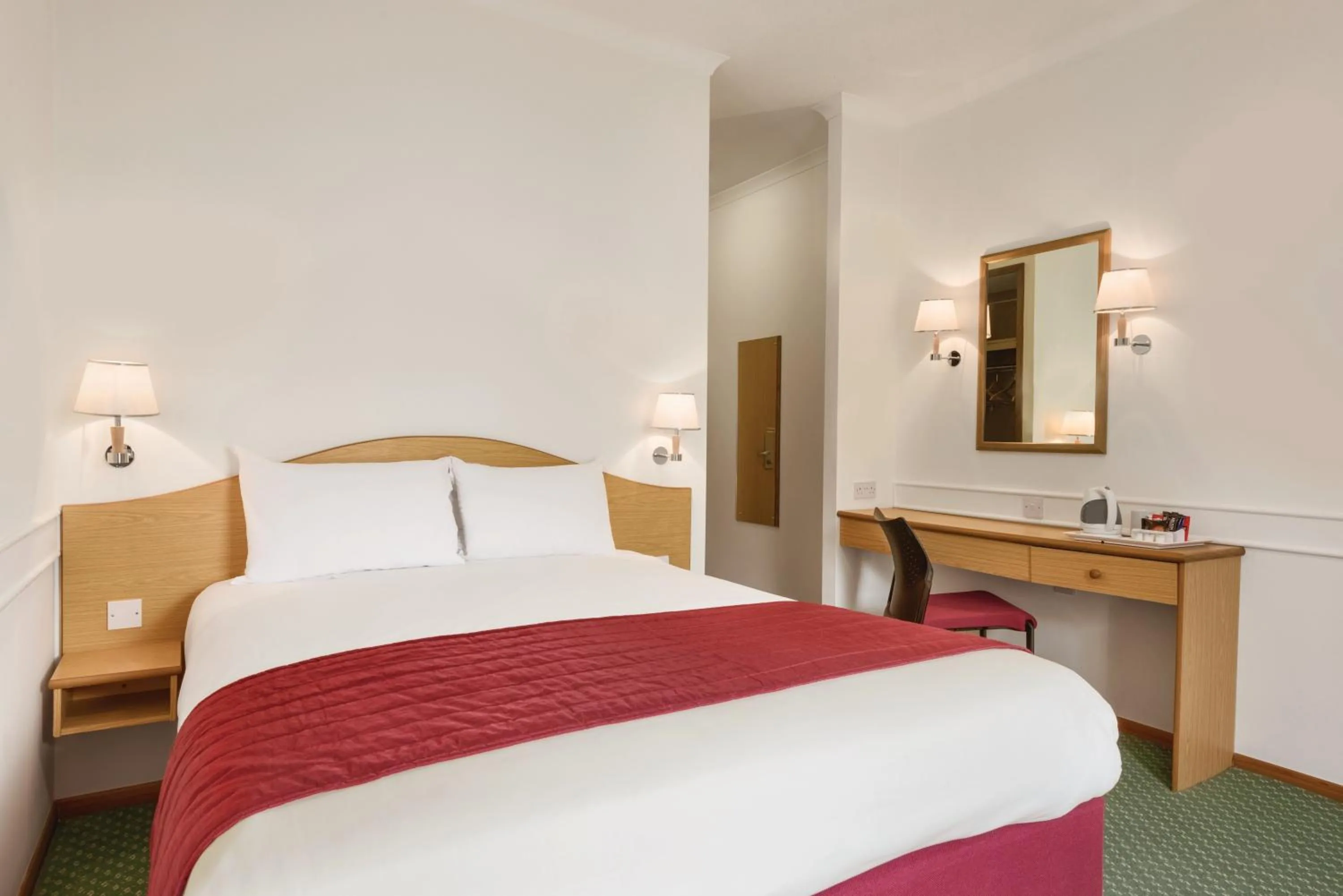 Photo of the whole room, Bed in Days Inn by Wyndham Donington