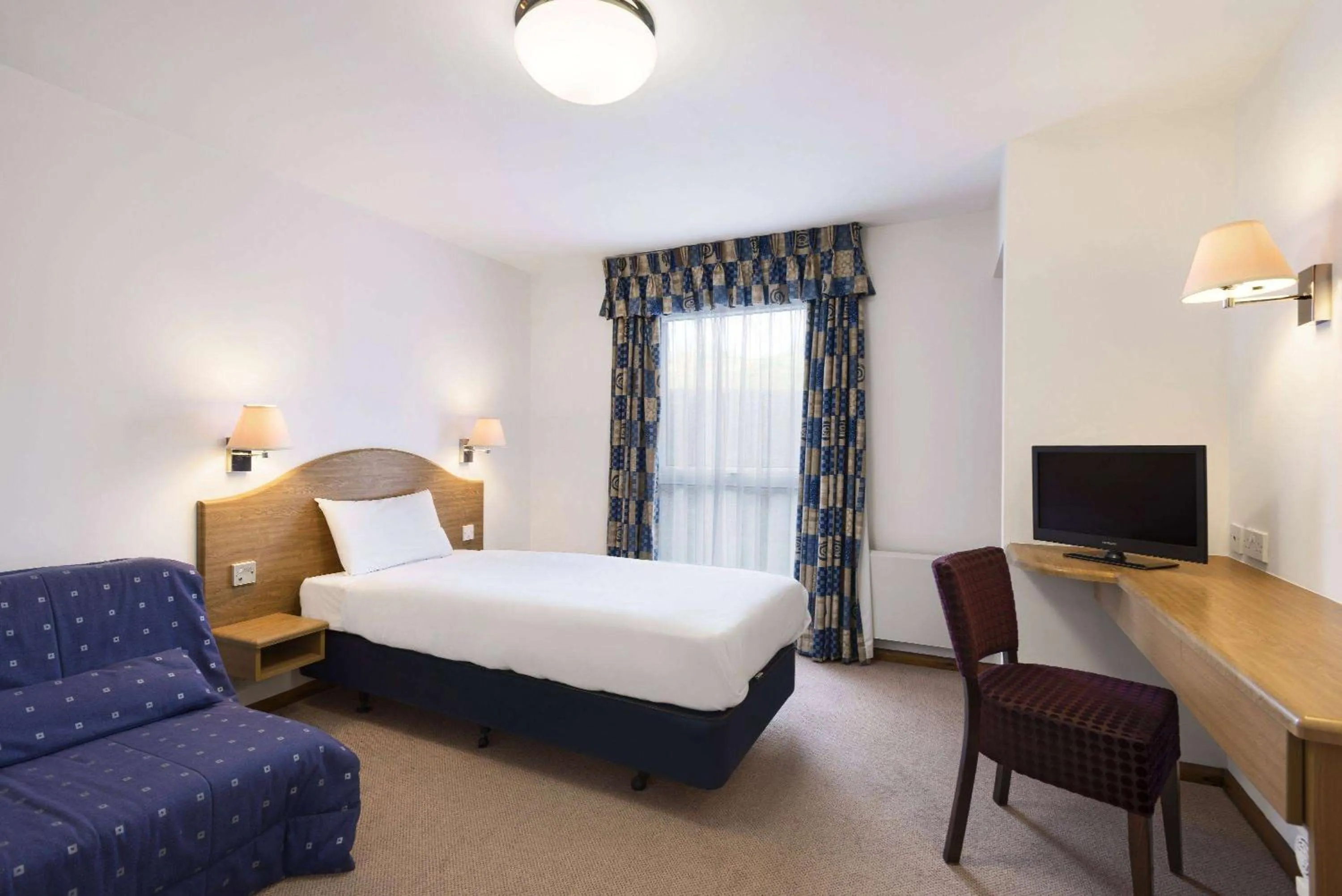 Photo of the whole room, Bed in Days Inn by Wyndham Telford Ironbridge