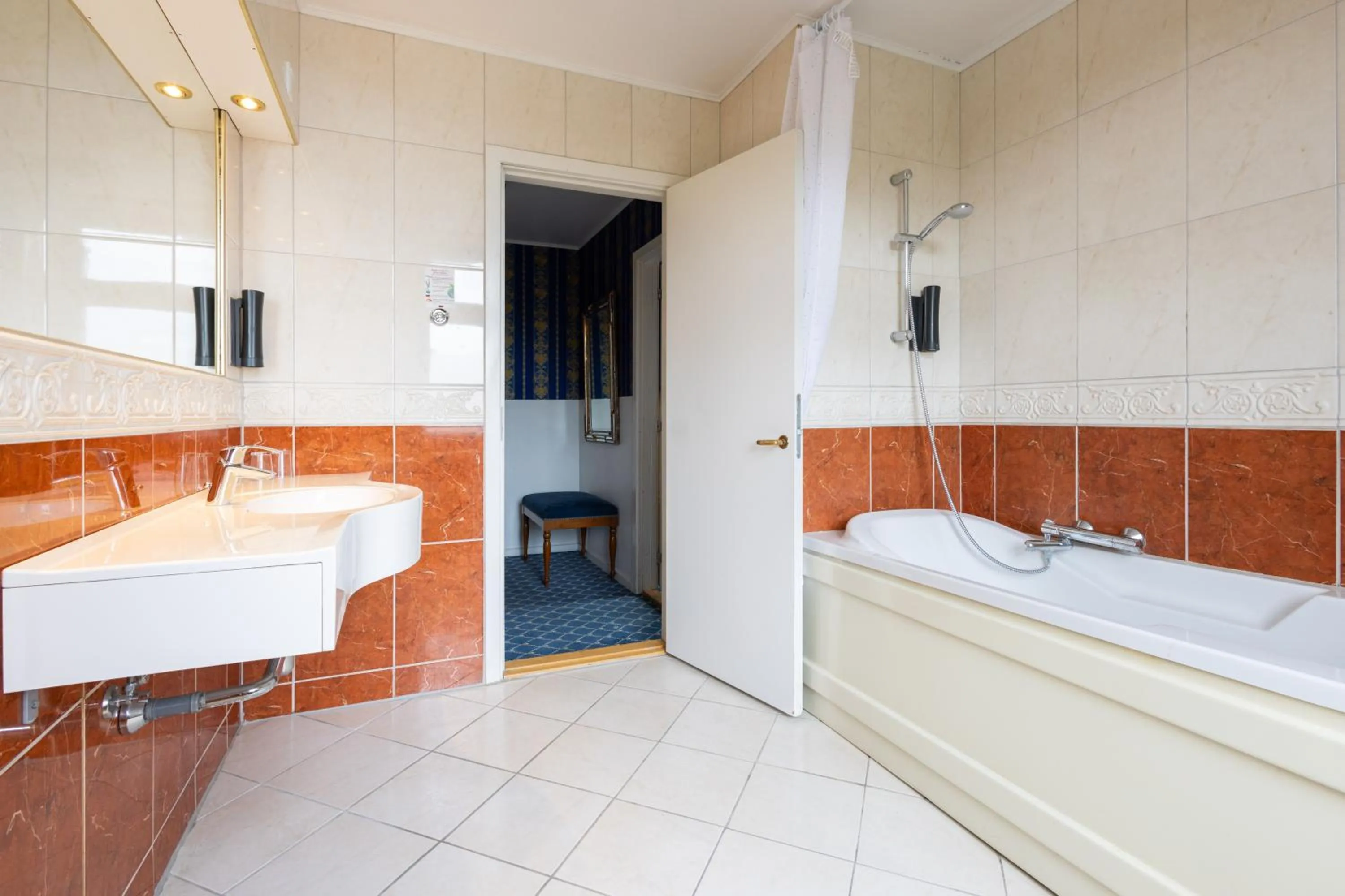 Bathroom in Milling Hotel Plaza