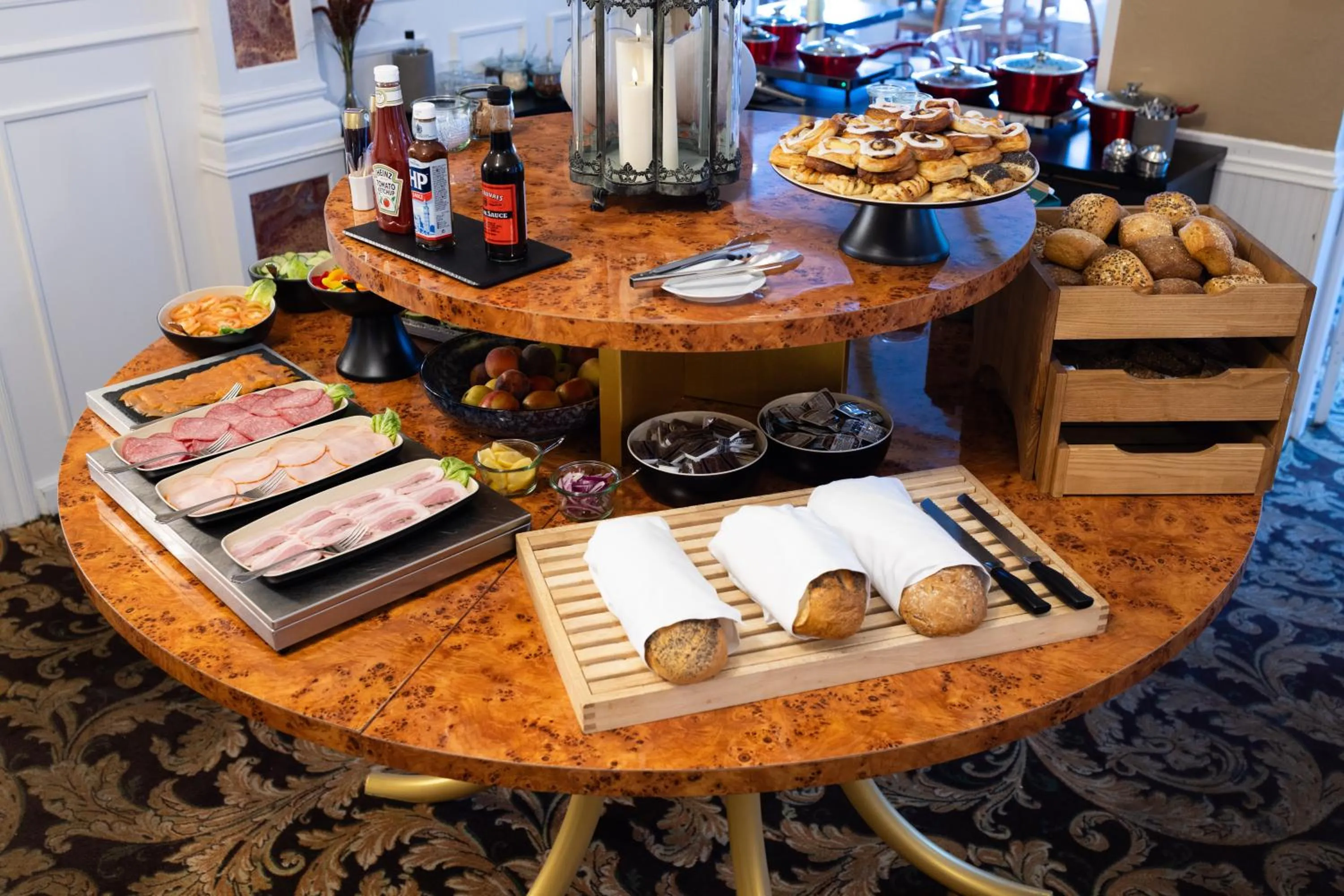 Buffet breakfast in Milling Hotel Plaza