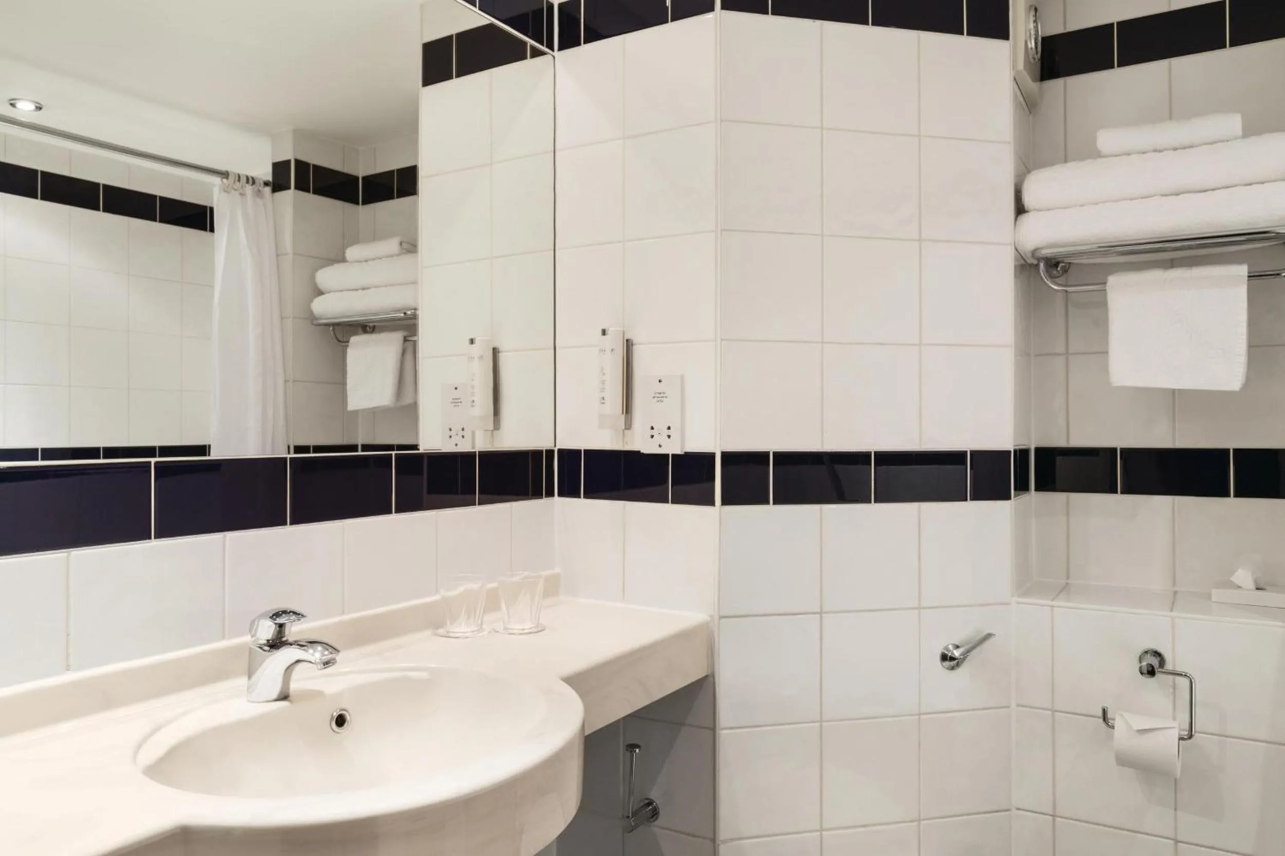 Bathroom in Ramada Oxford