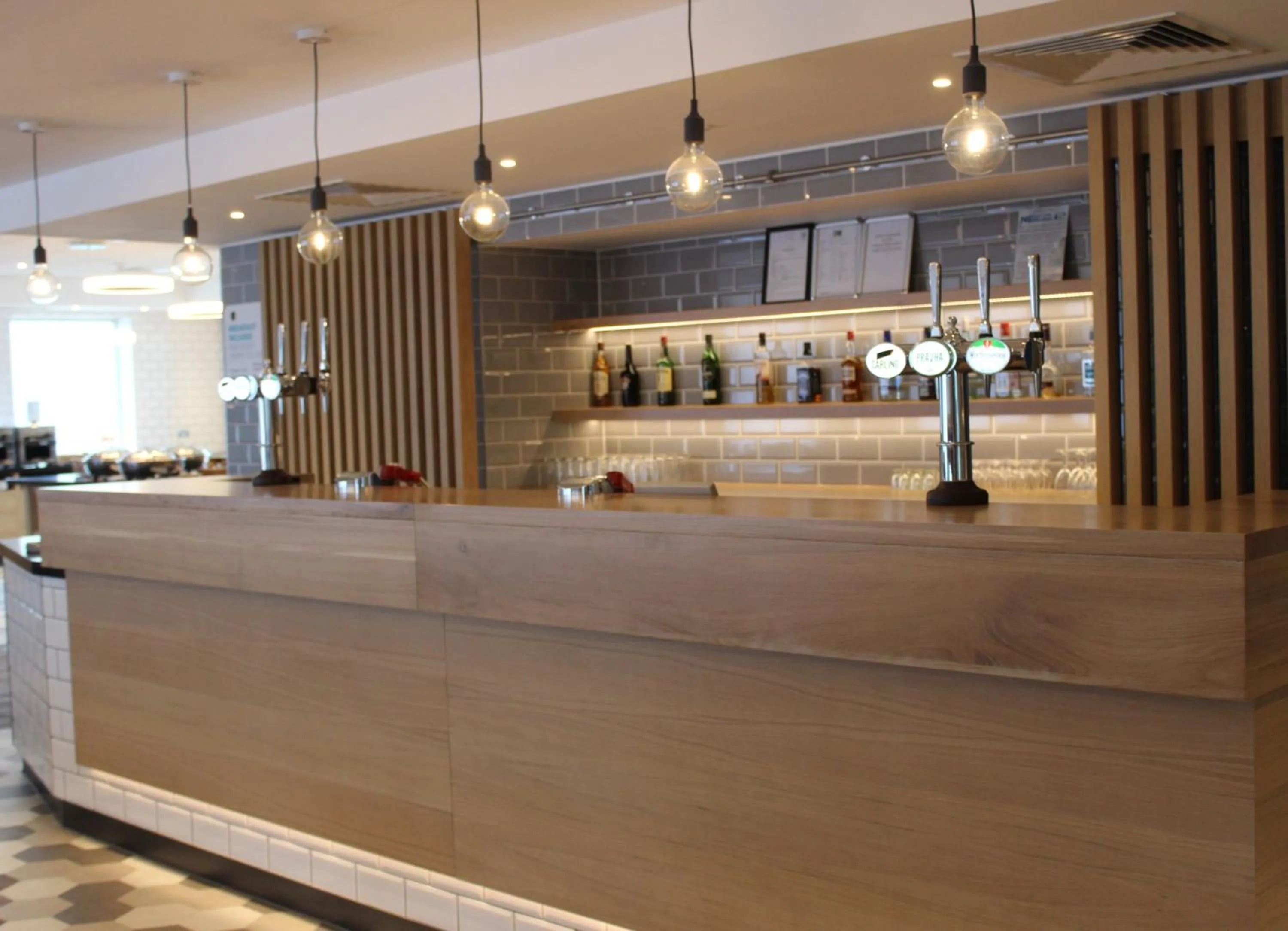 Lounge or bar in Holiday Inn Express Oxford Kassam Stadium by IHG