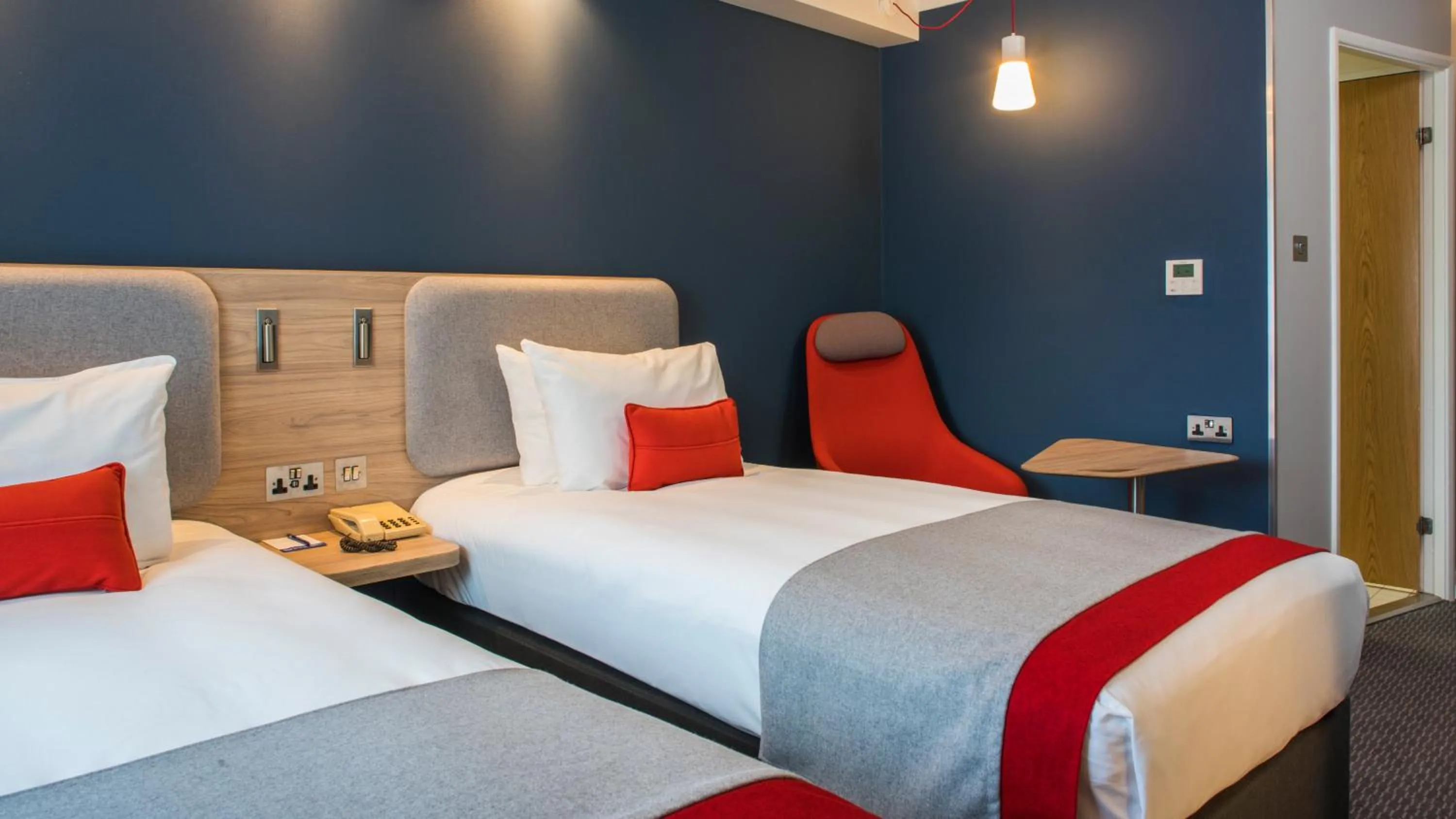 Photo of the whole room in Holiday Inn Express Oxford Kassam Stadium by IHG