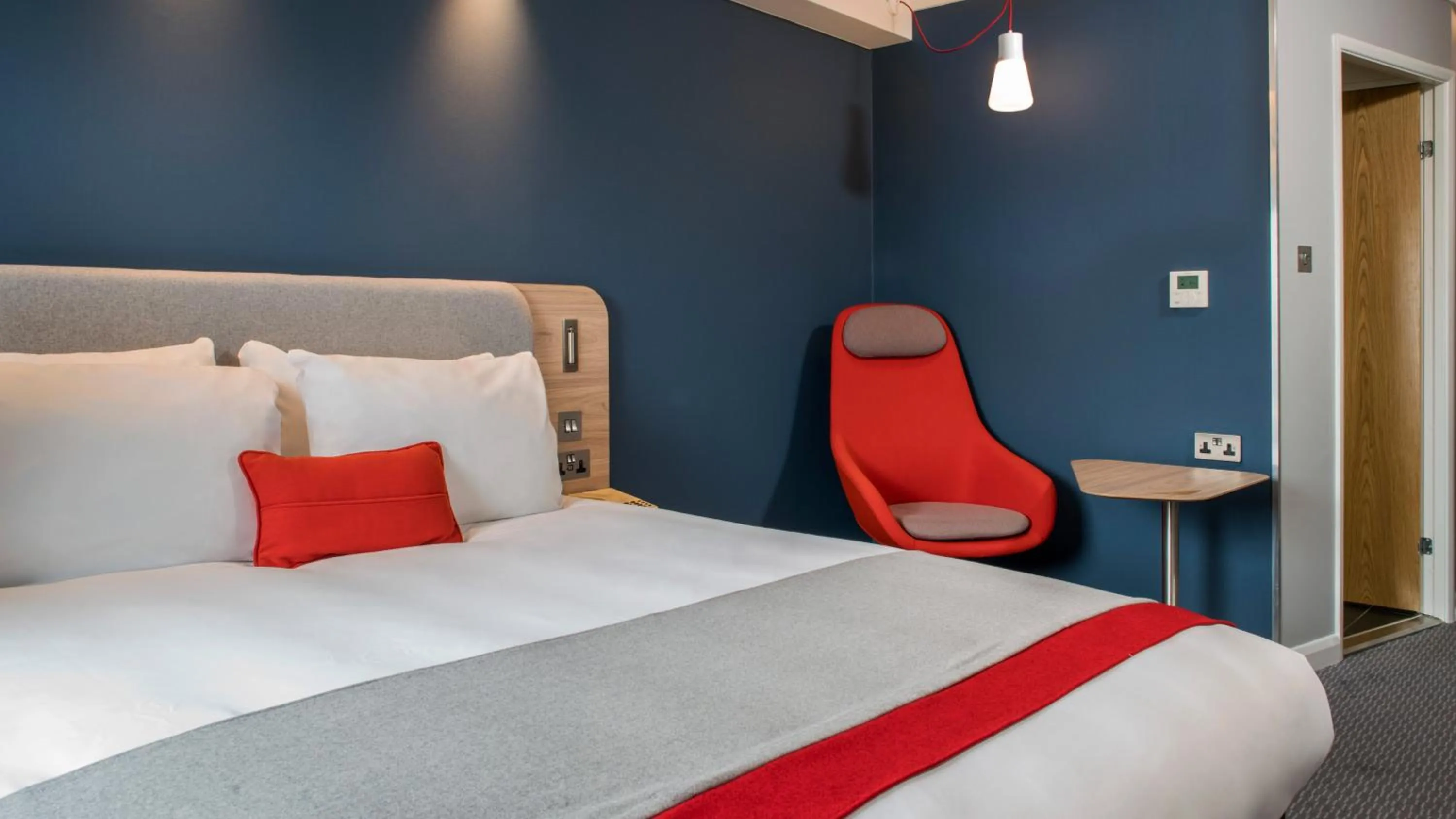 Photo of the whole room in Holiday Inn Express Oxford Kassam Stadium by IHG