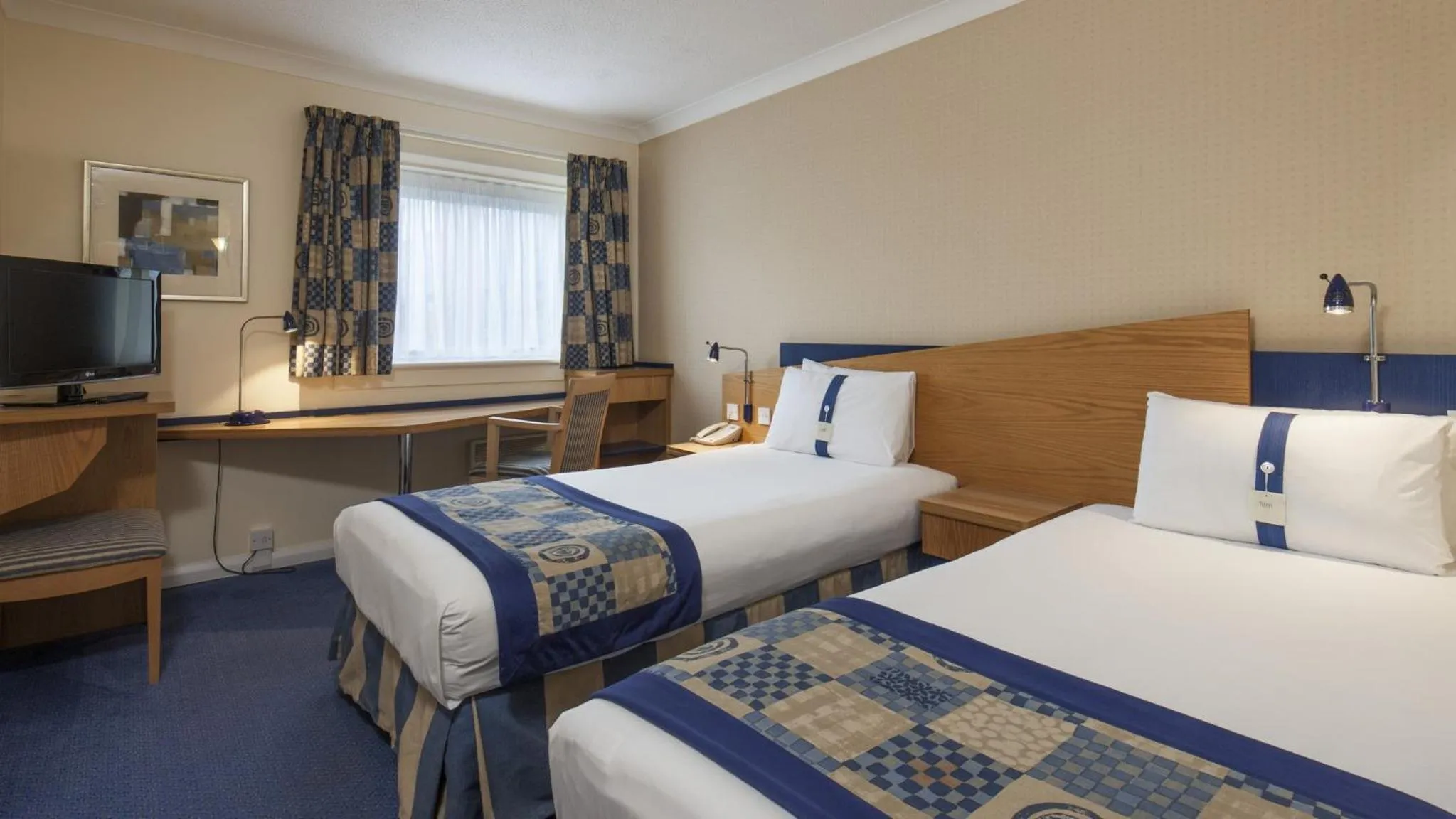 Photo of the whole room in Holiday Inn Express Oxford Kassam Stadium by IHG