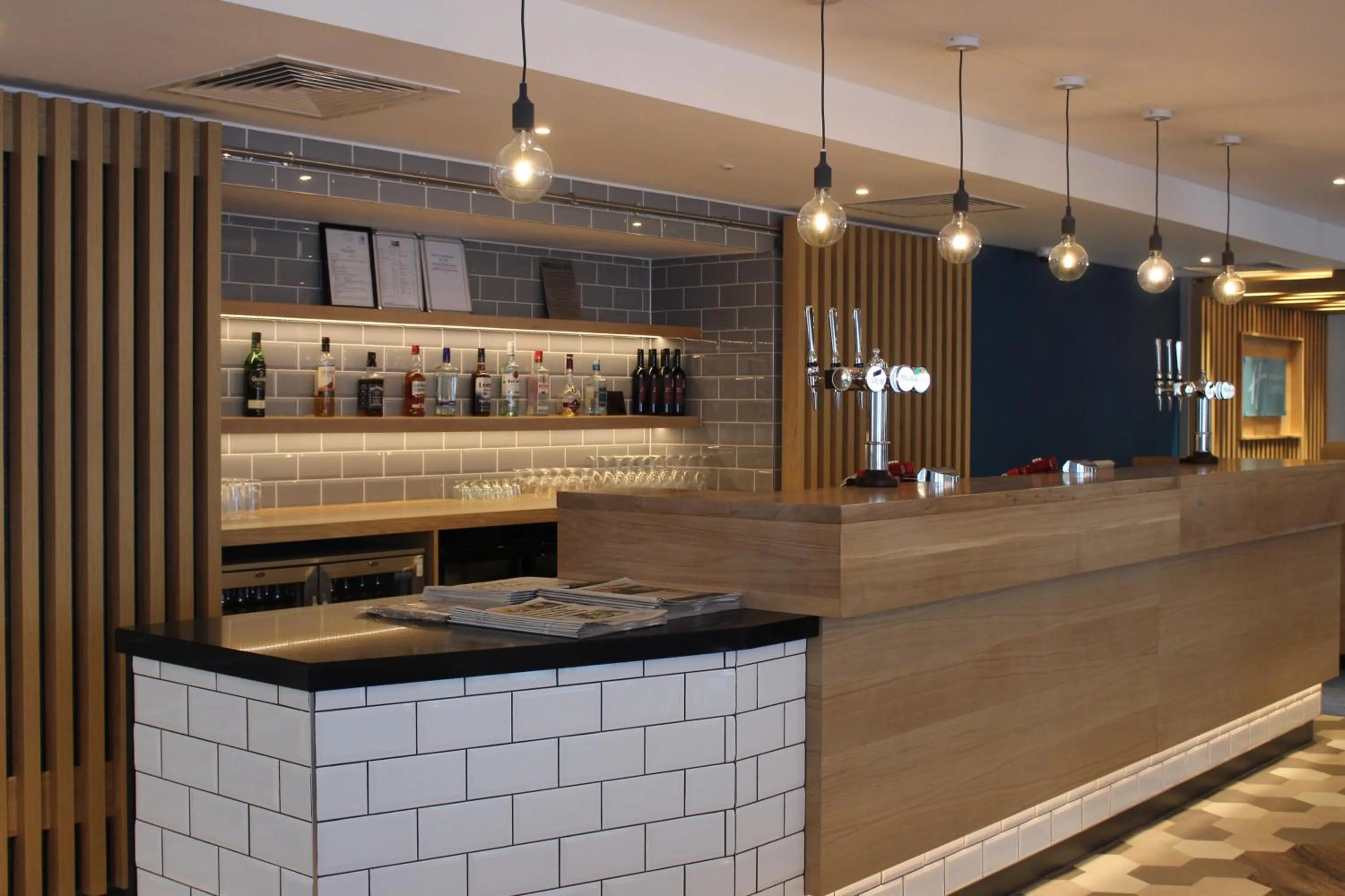 Lounge or bar in Holiday Inn Express Oxford Kassam Stadium by IHG