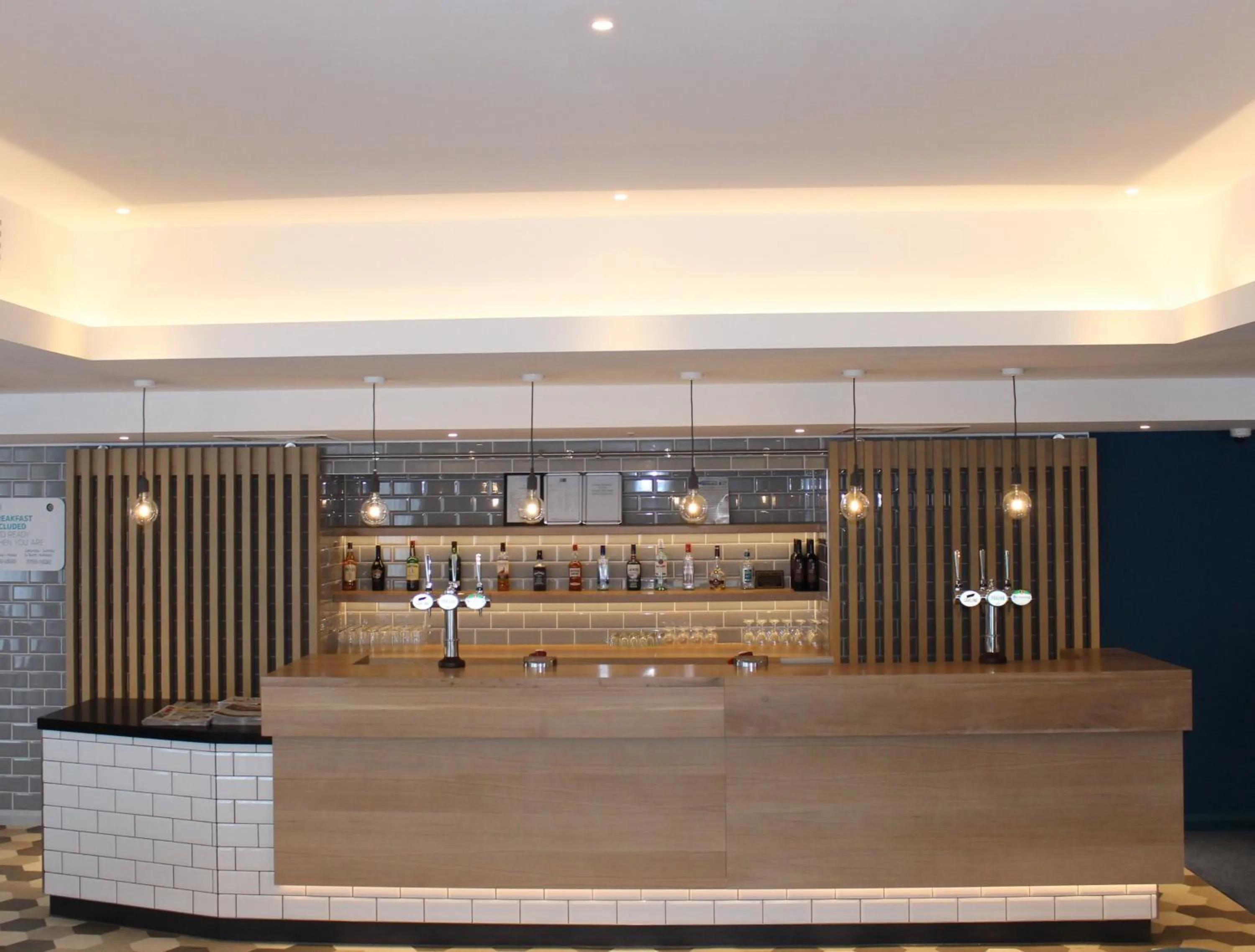 Lounge or bar in Holiday Inn Express Oxford Kassam Stadium by IHG