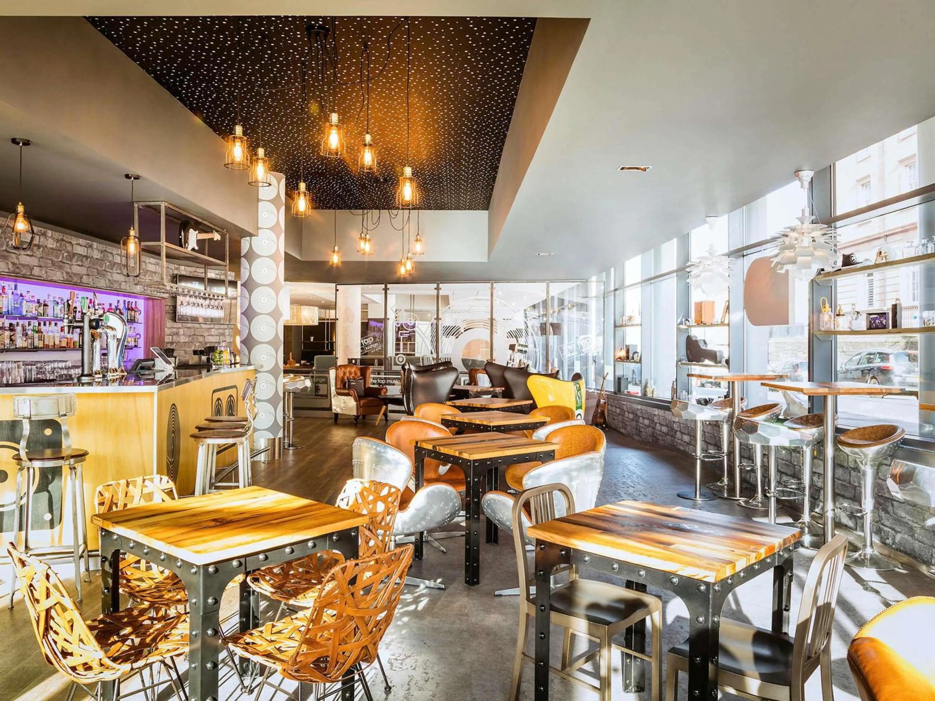 Lounge or bar in Novotel Edinburgh Centre