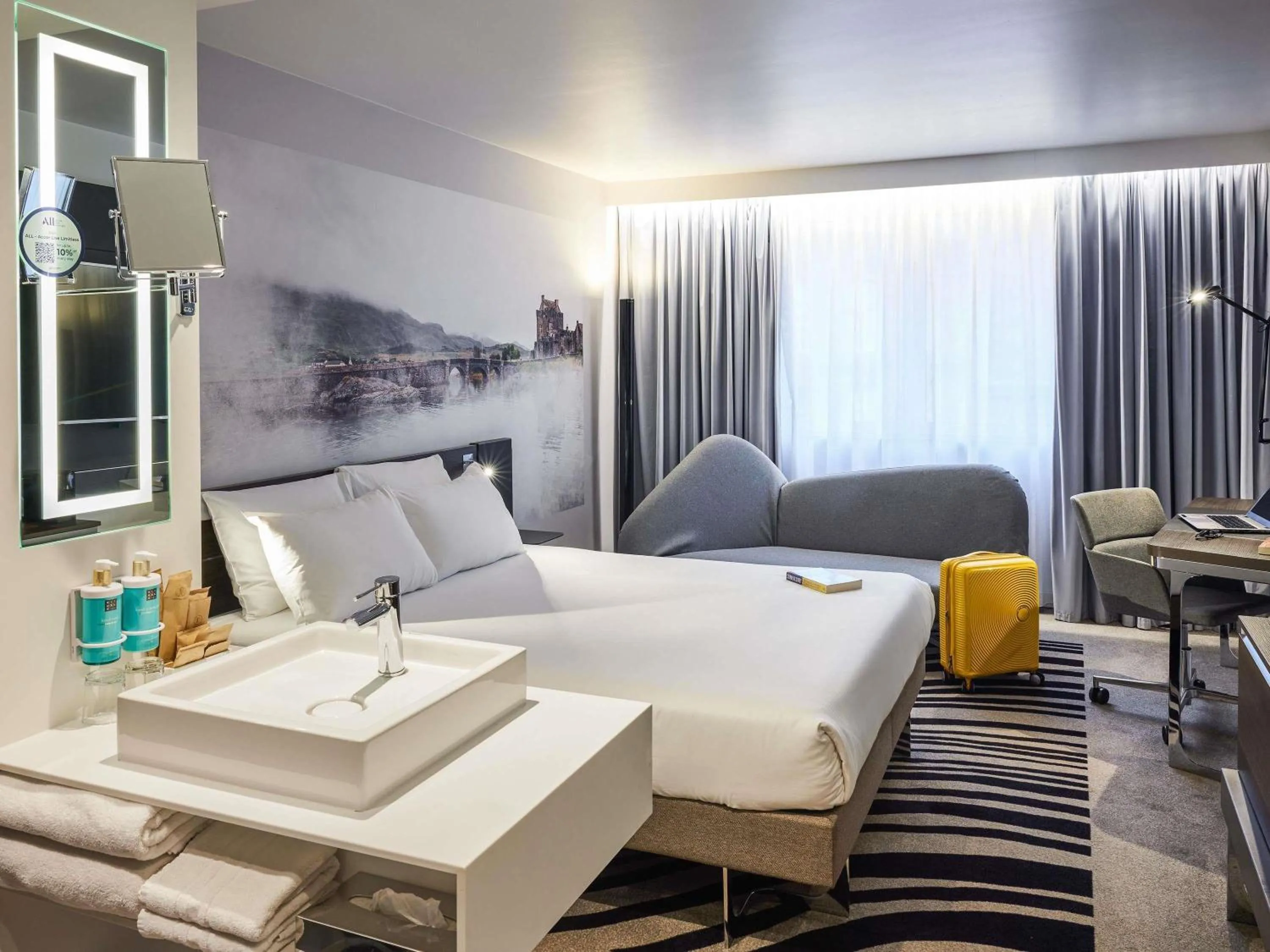 Executive Room with 1 Queen Bed and Sofa in Novotel Edinburgh Centre