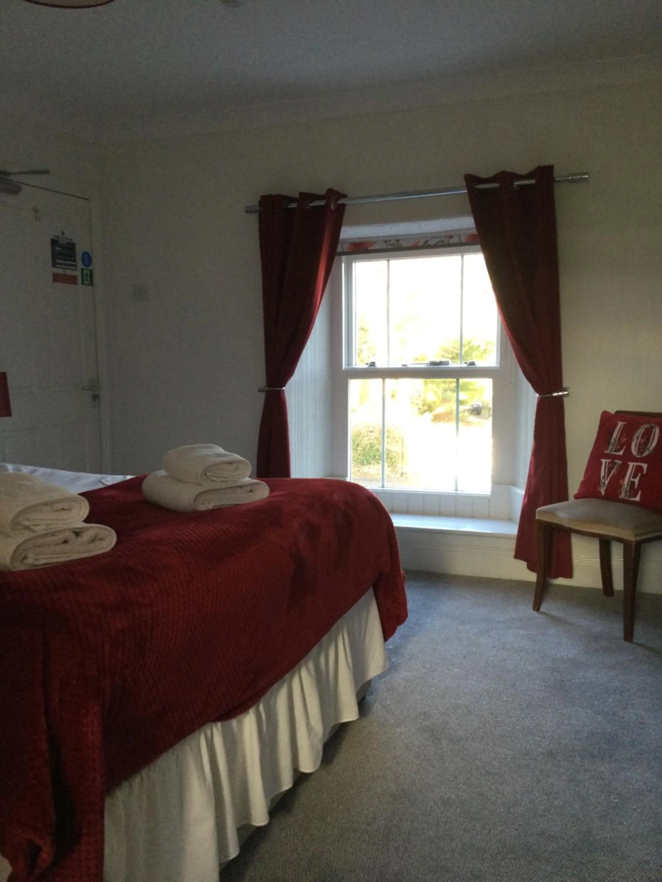 Bedroom, Bed in Rose & Crown