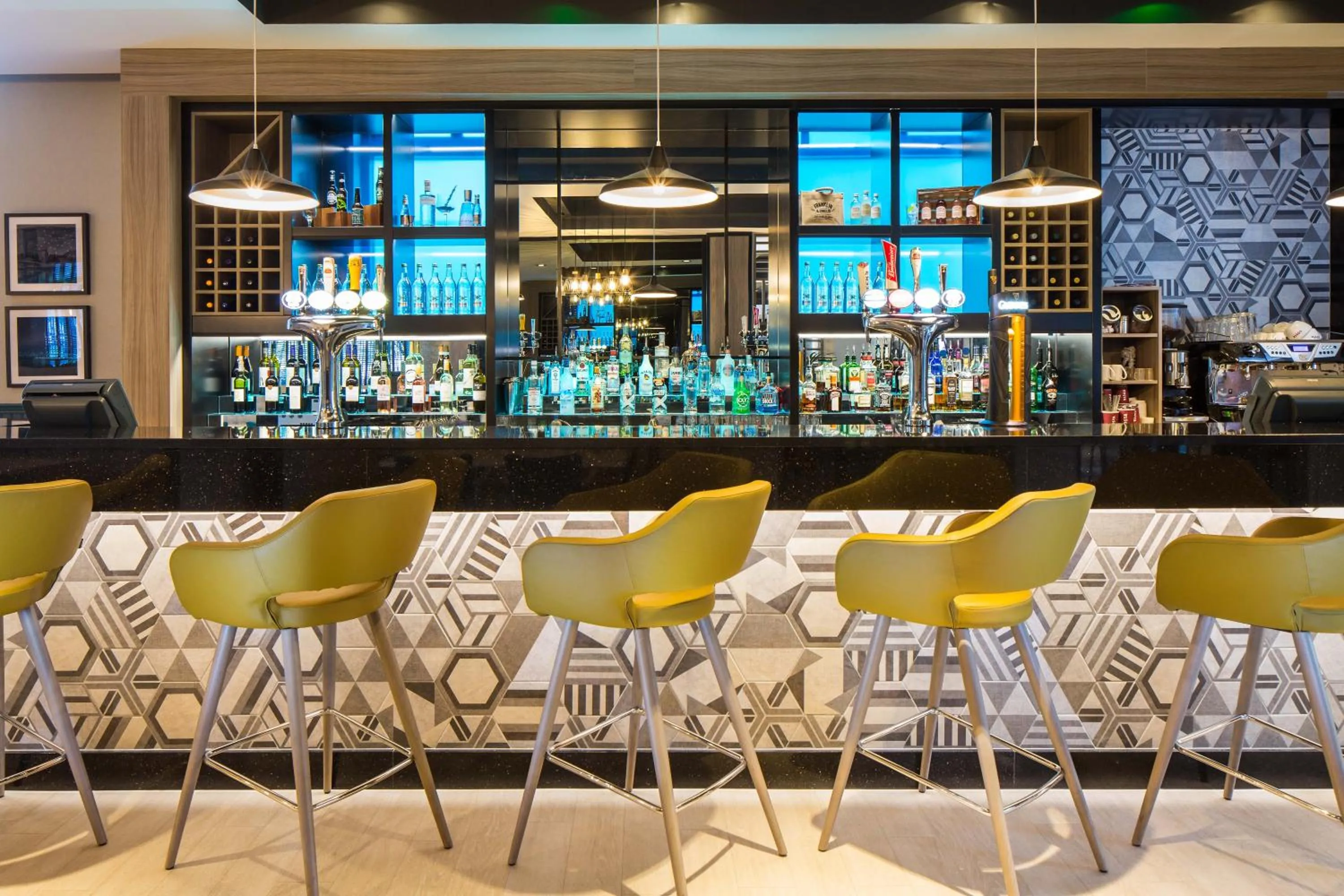 Lounge or bar in Leonardo Hotel Belfast