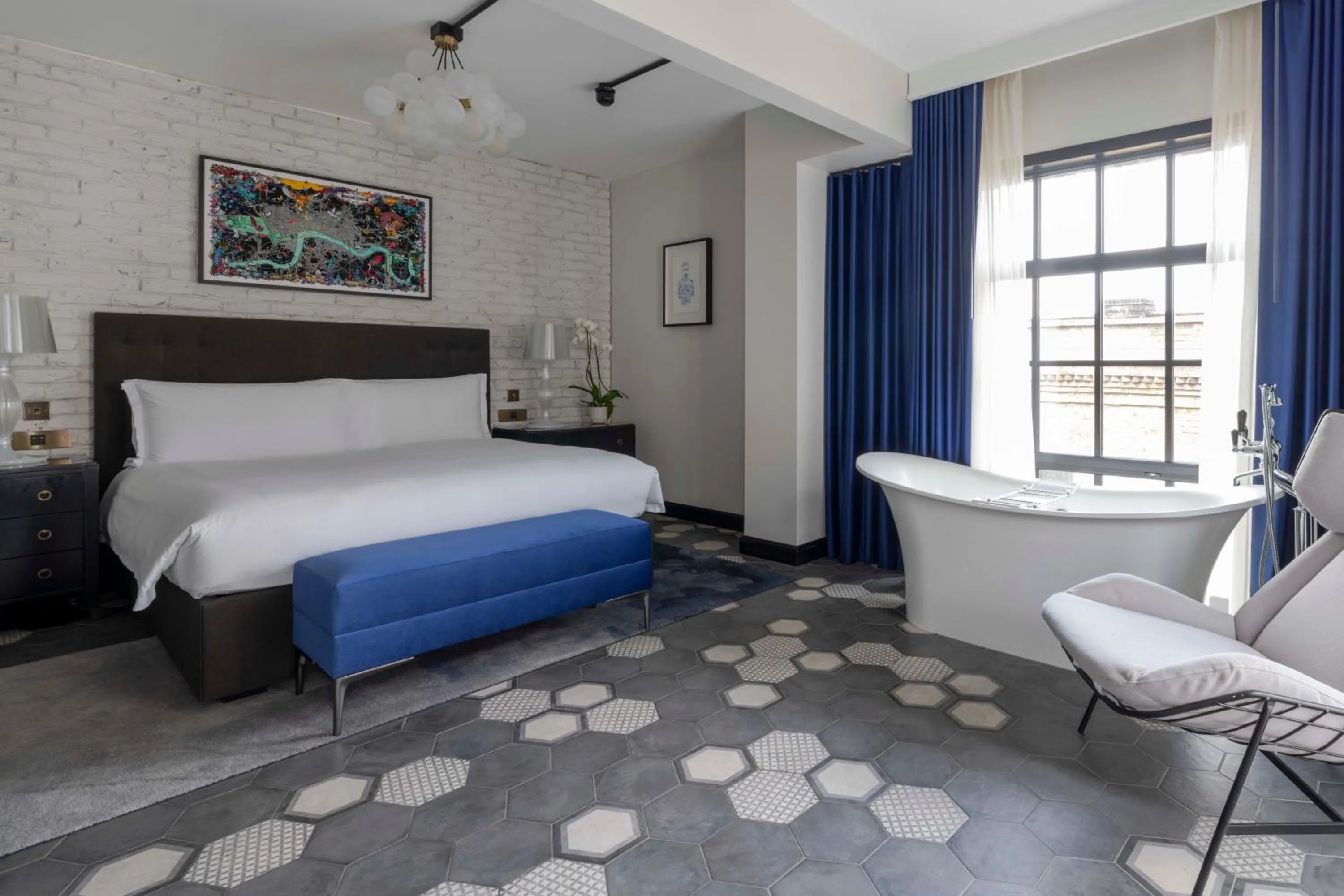 View (from property/room), Bed in Mondrian London Shoreditch