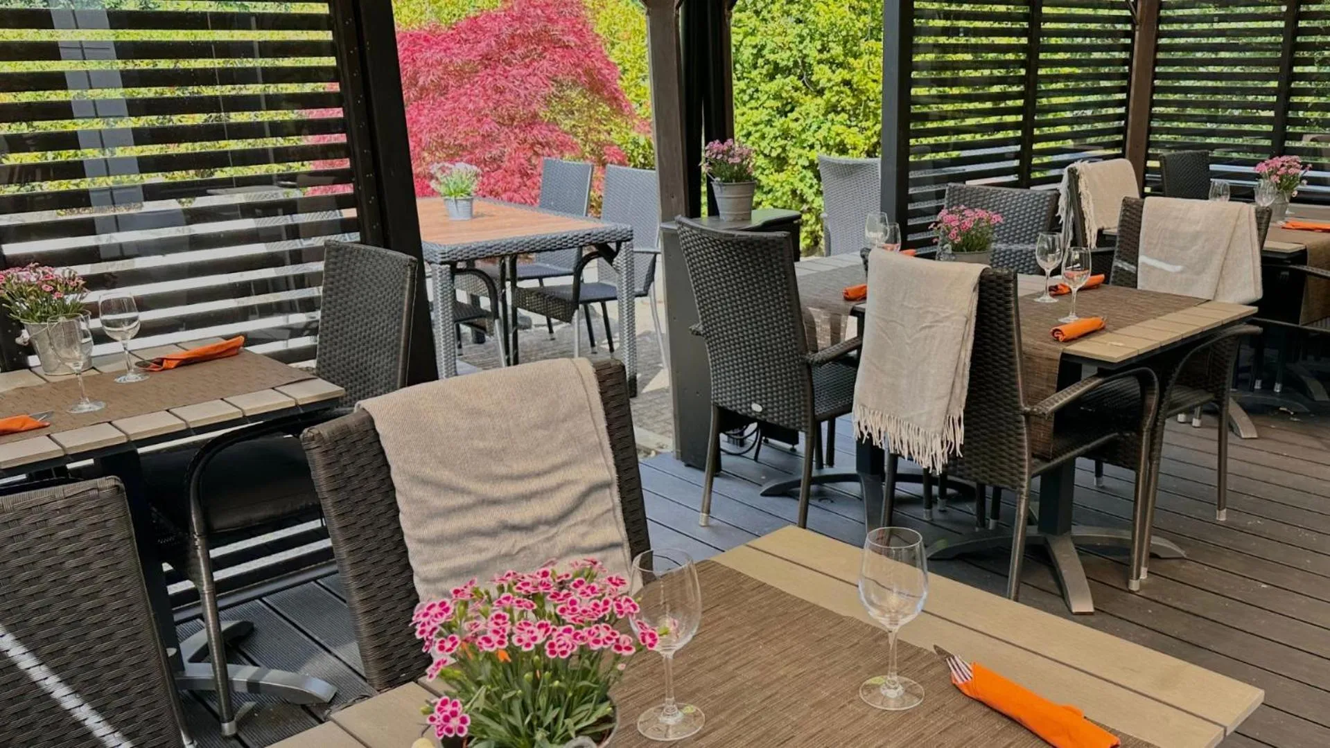 Restaurant/places to eat in Hotel Lautrup Park