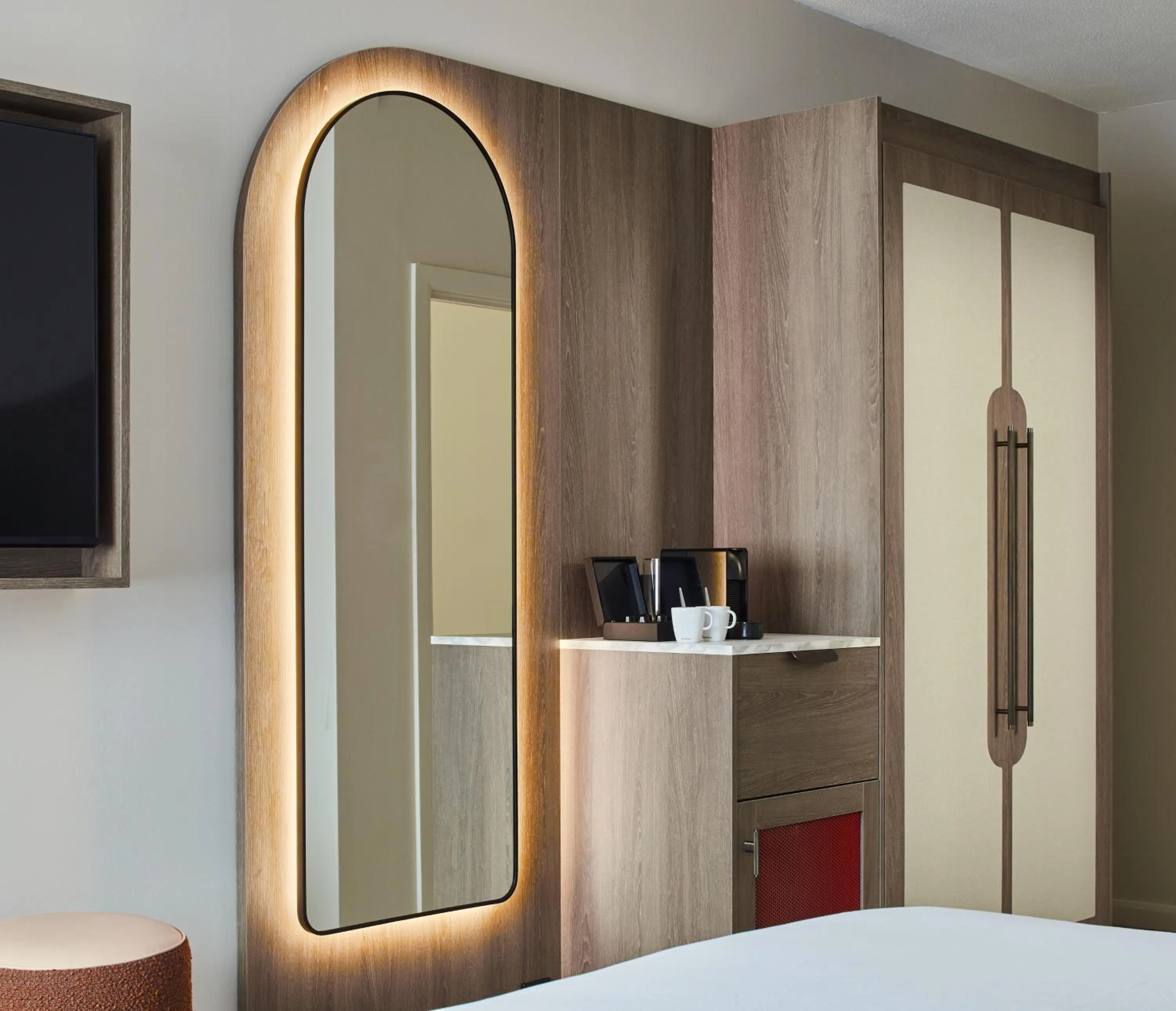 wardrobe, Bed in Leonardo Hotel Newcastle