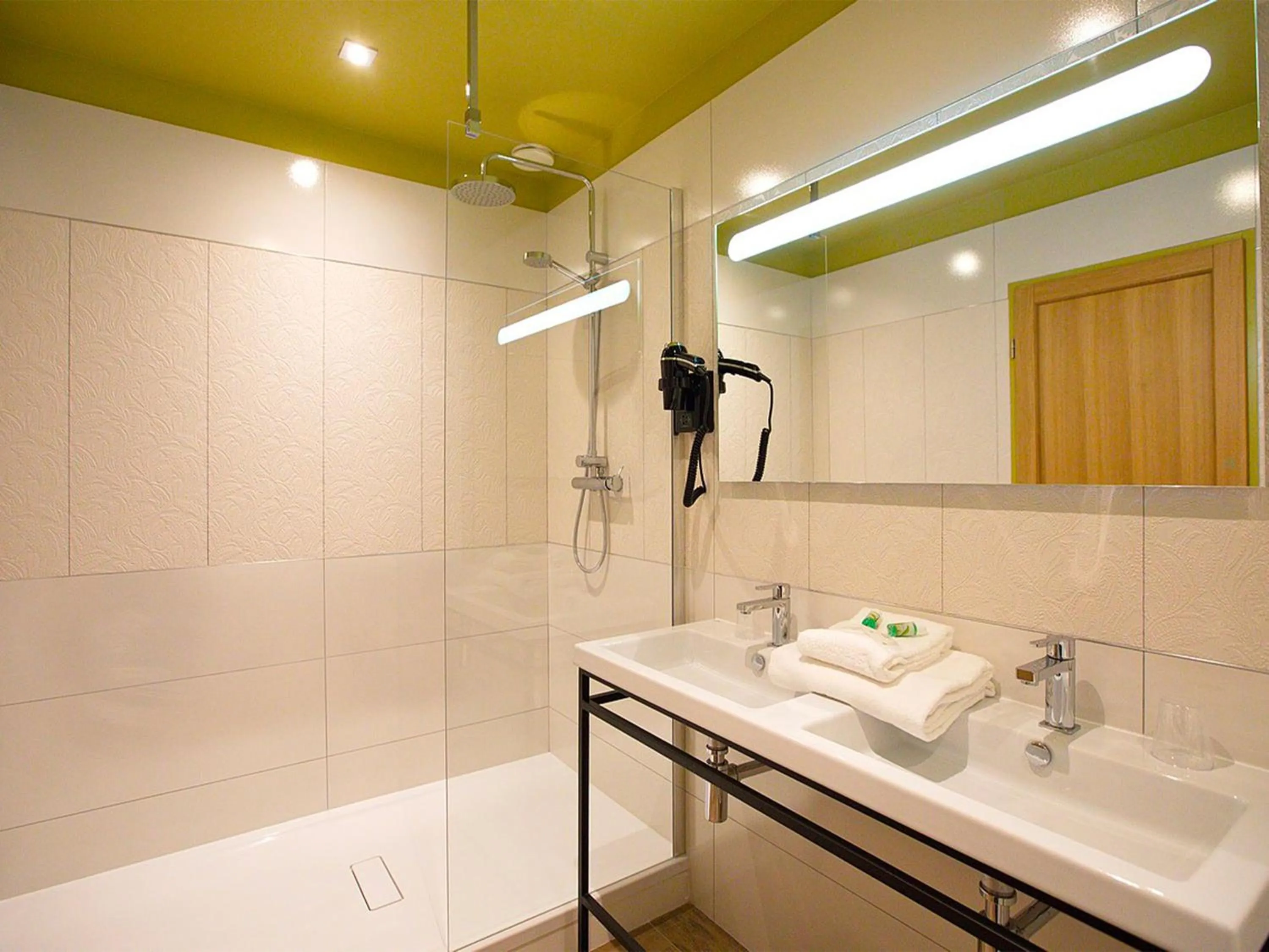 Shower in Best Western Plus Hotel de Dieppe 1880