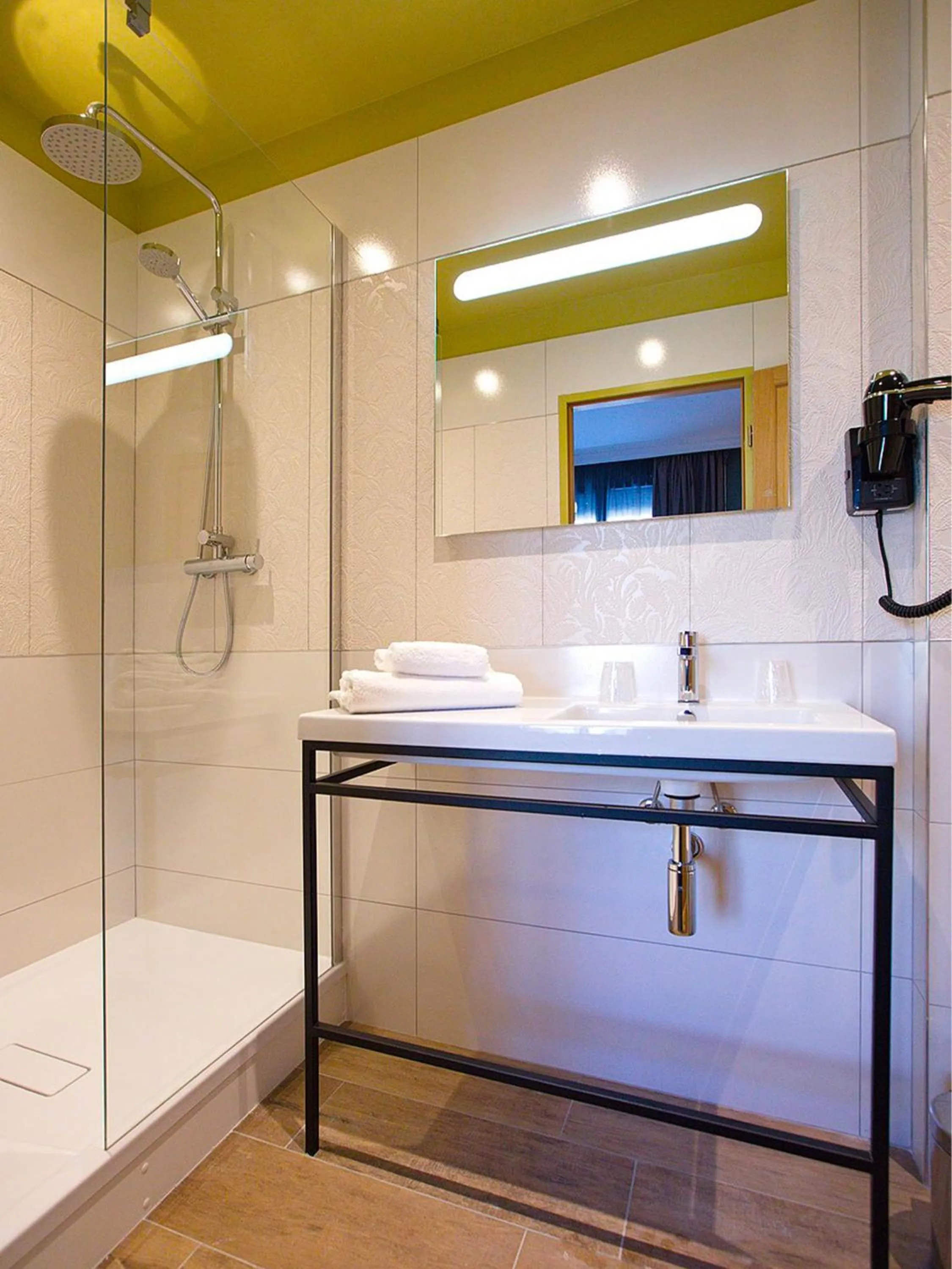 Shower in Best Western Plus Hotel de Dieppe 1880