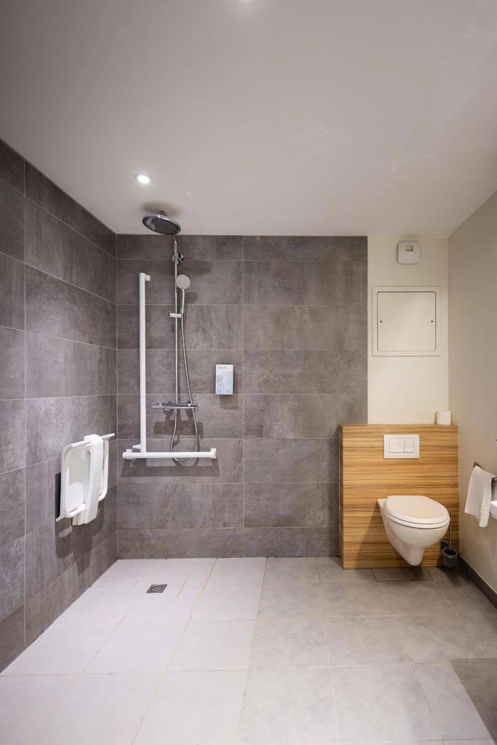 Shower in Campanile Limoges Centre - Gare