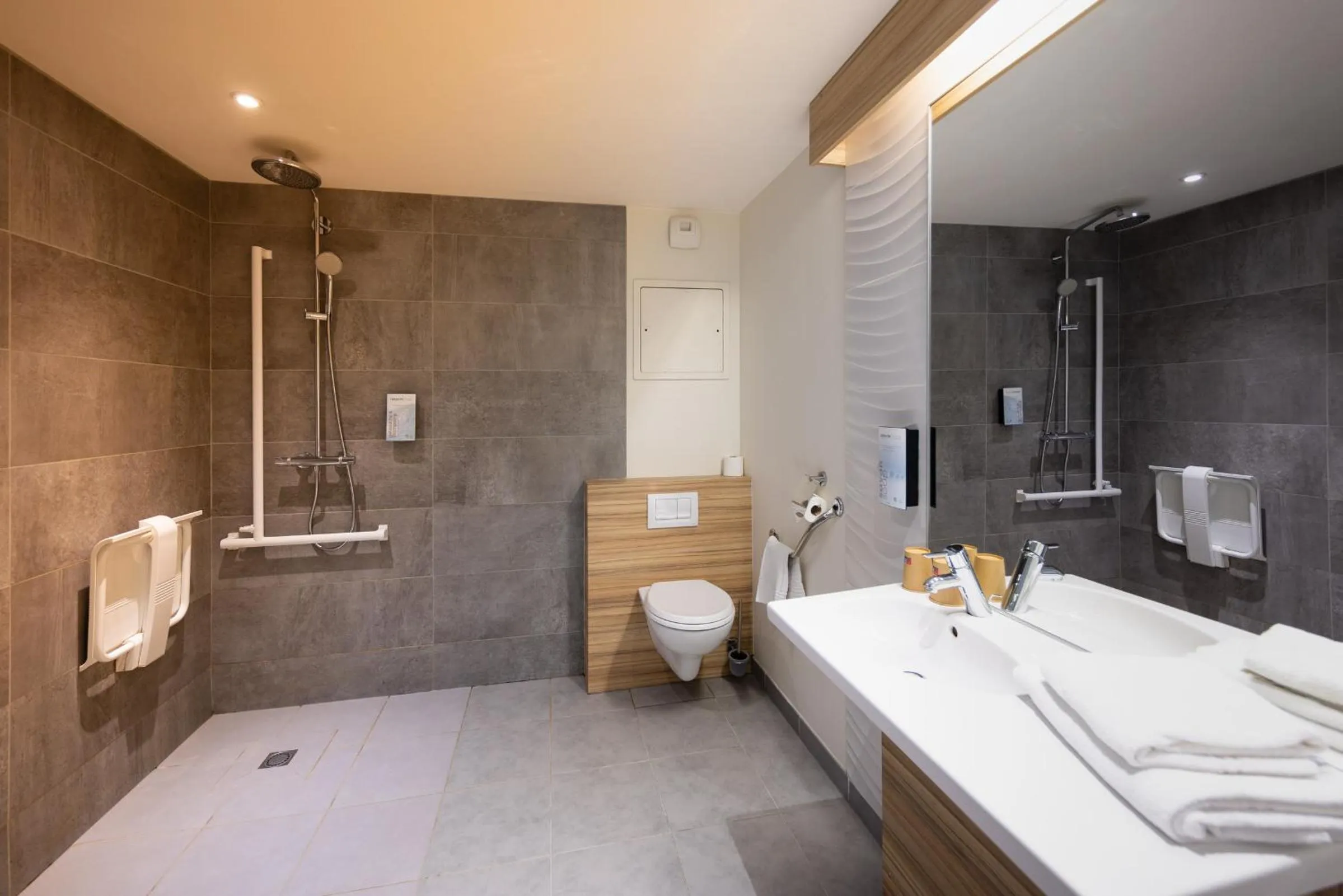 Shower in Campanile Limoges Centre - Gare