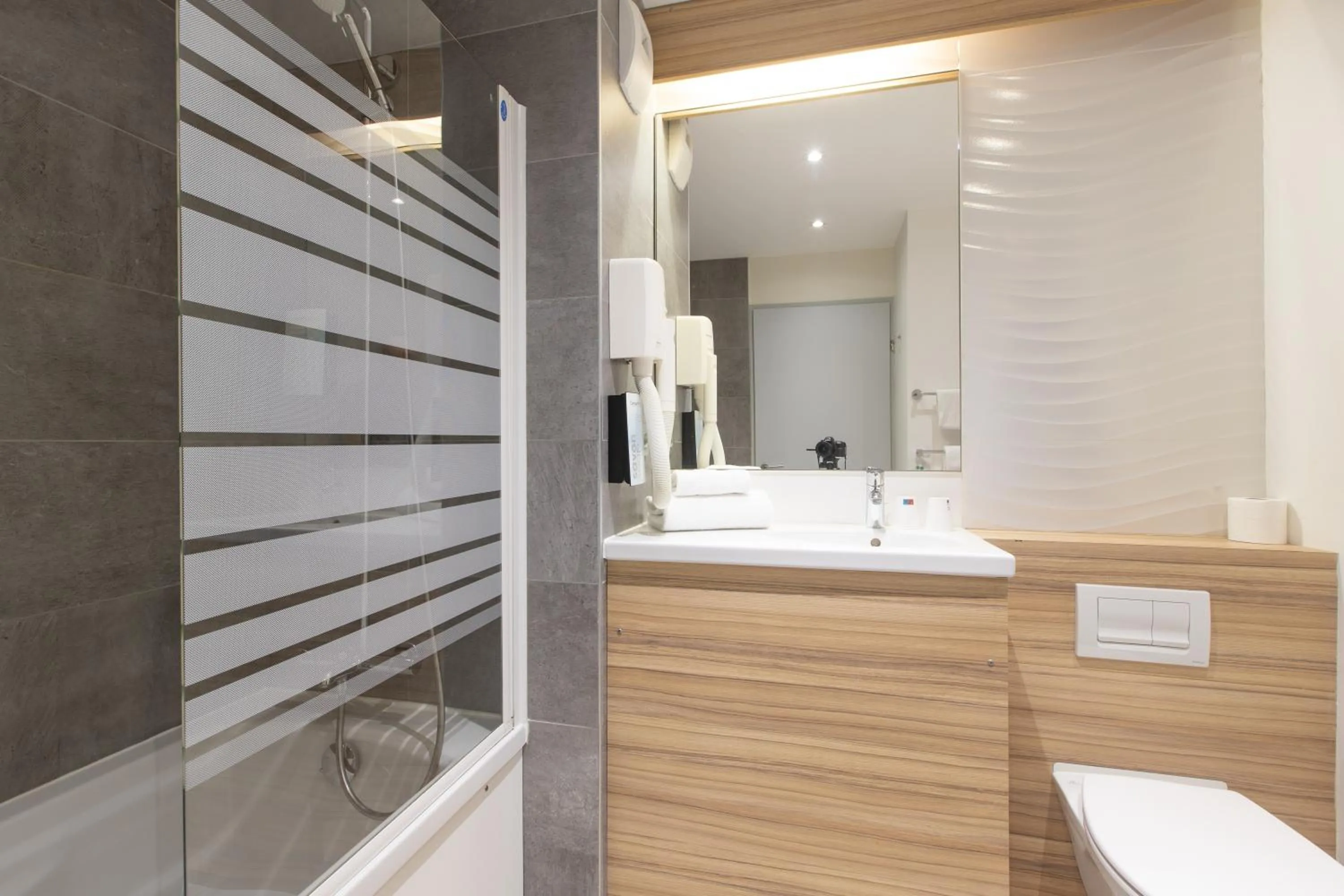 Bathroom in Campanile Limoges Centre - Gare