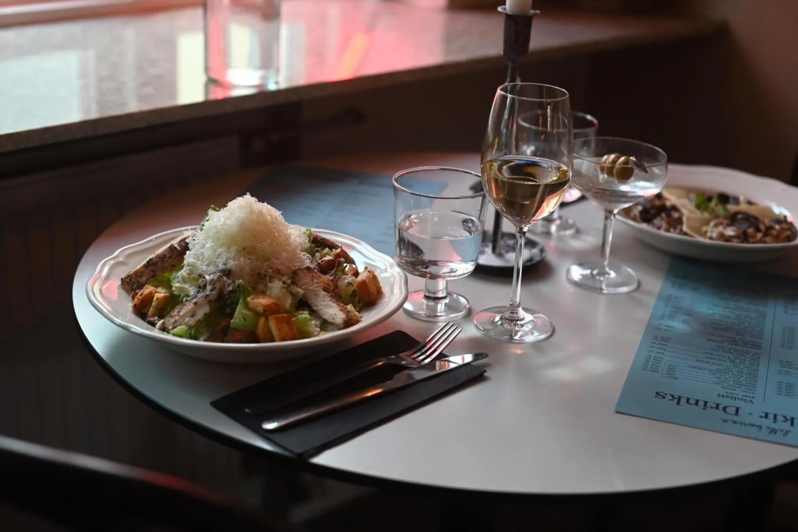 Restaurant/places to eat in Hotel Local 101