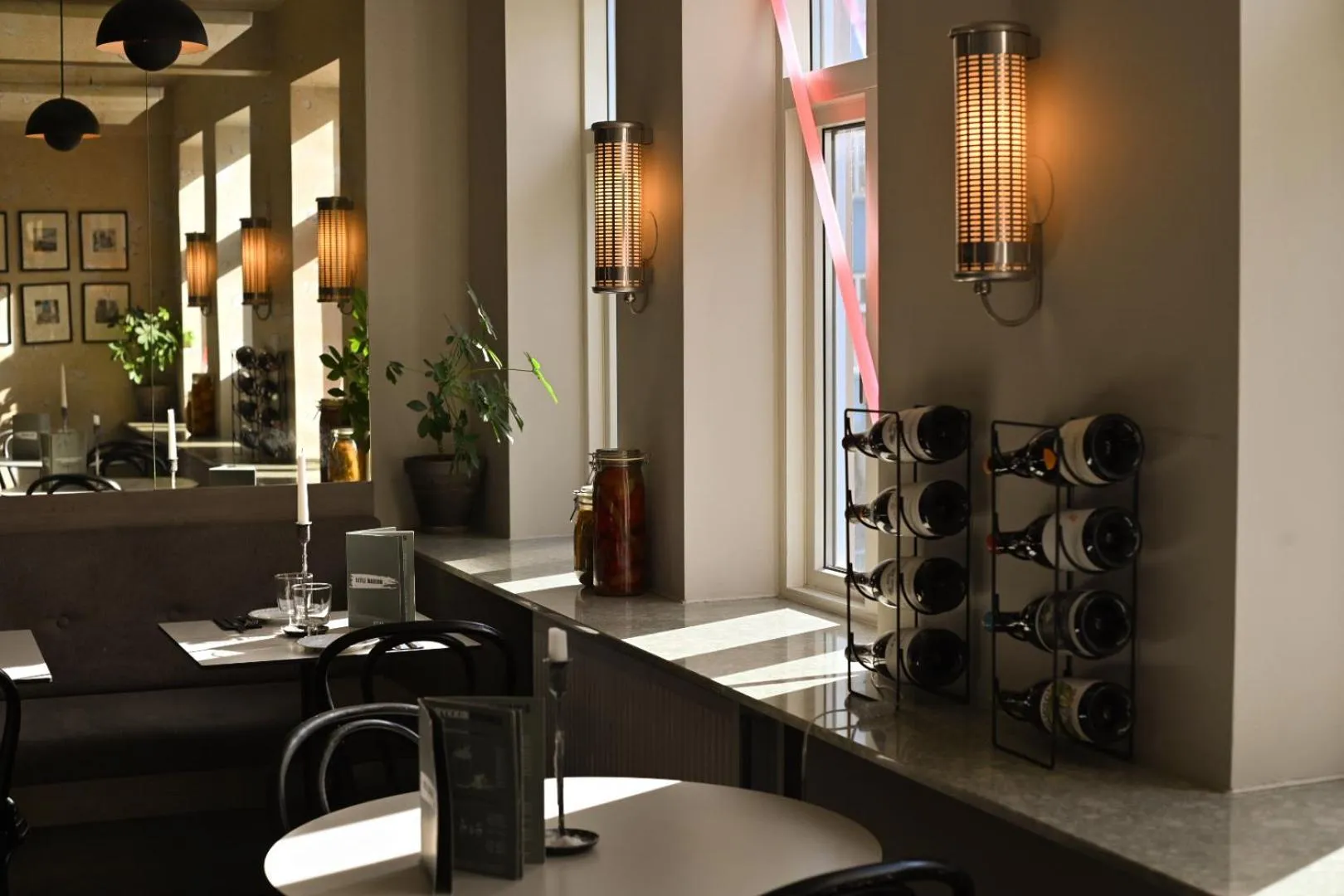 Restaurant/places to eat in Hotel Local 101