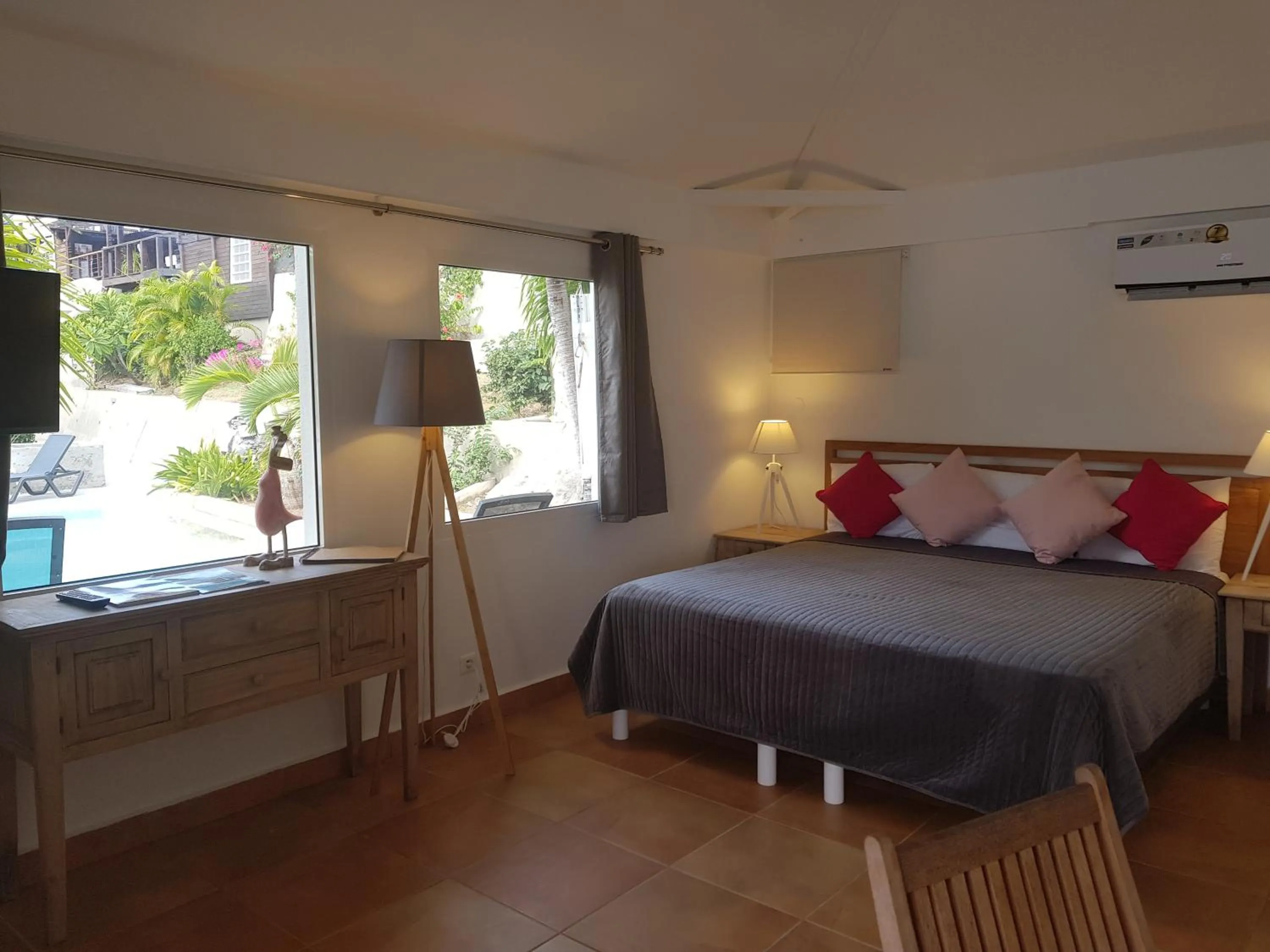 Bedroom, Bed in Les Balcons d'Oyster Pond