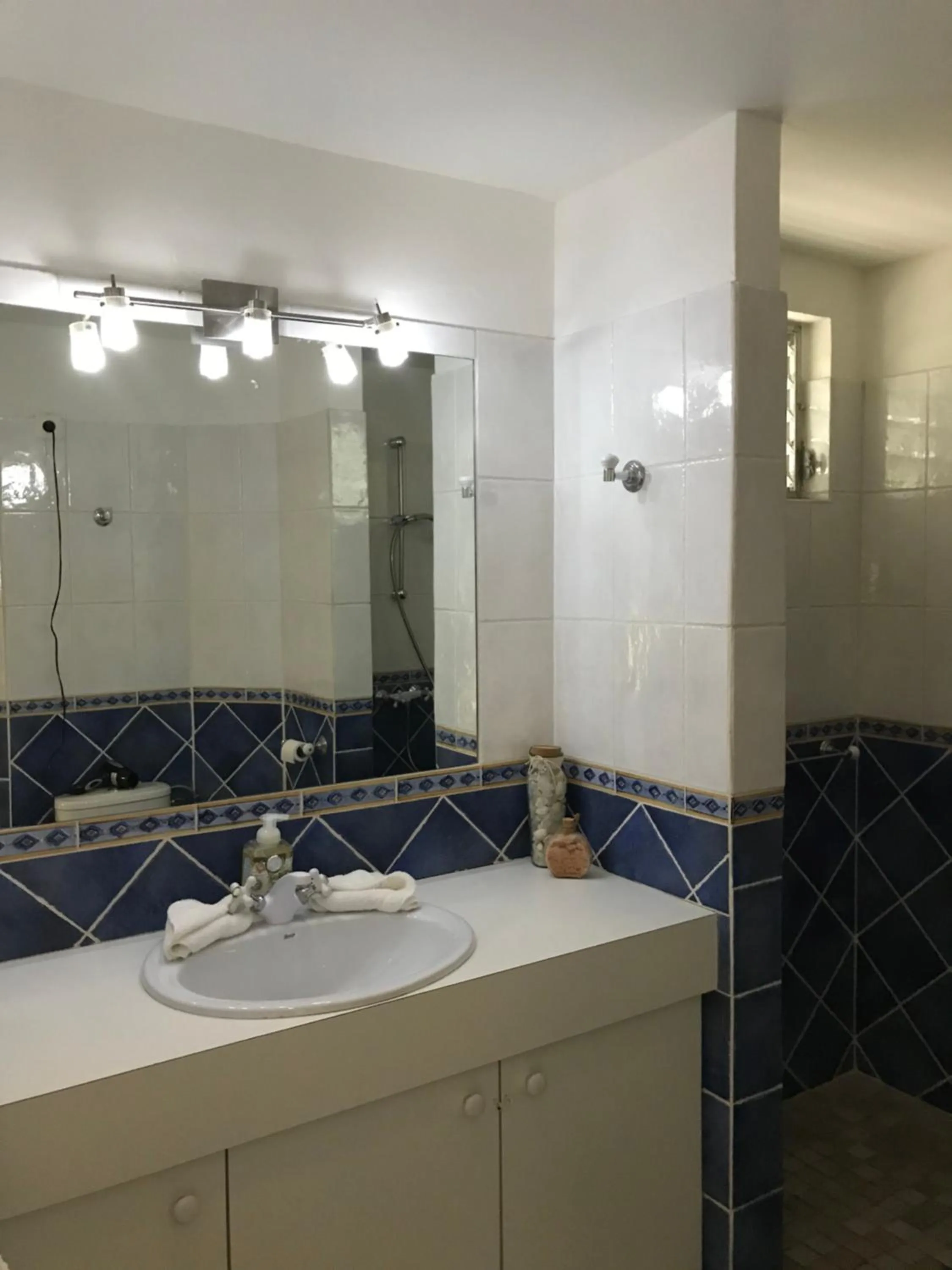 Bathroom in Les Balcons d'Oyster Pond