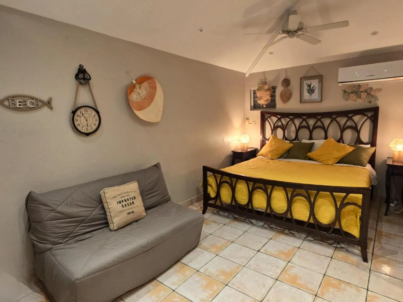 Living room, Bed in Les Balcons d'Oyster Pond