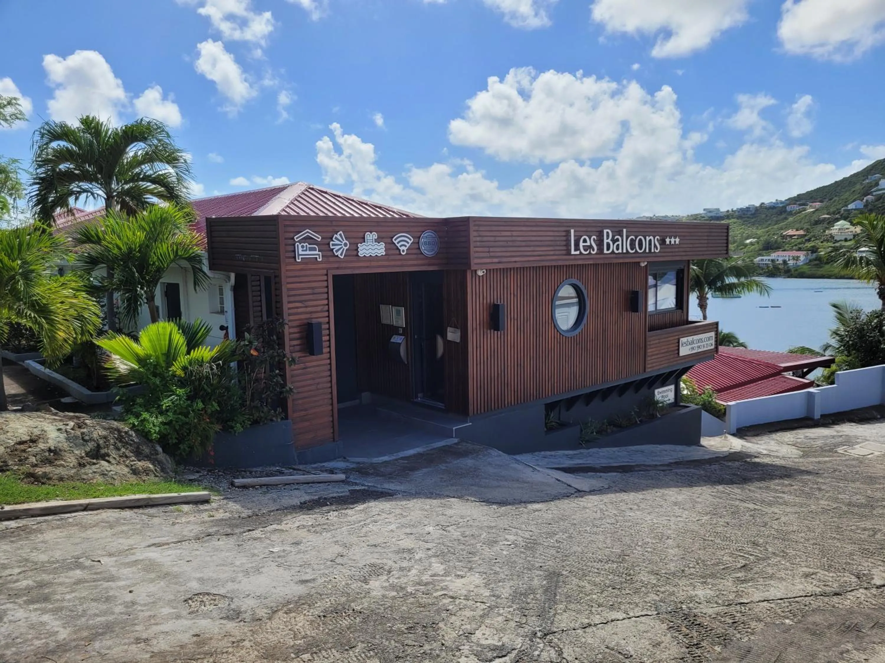 Property building in Les Balcons d'Oyster Pond