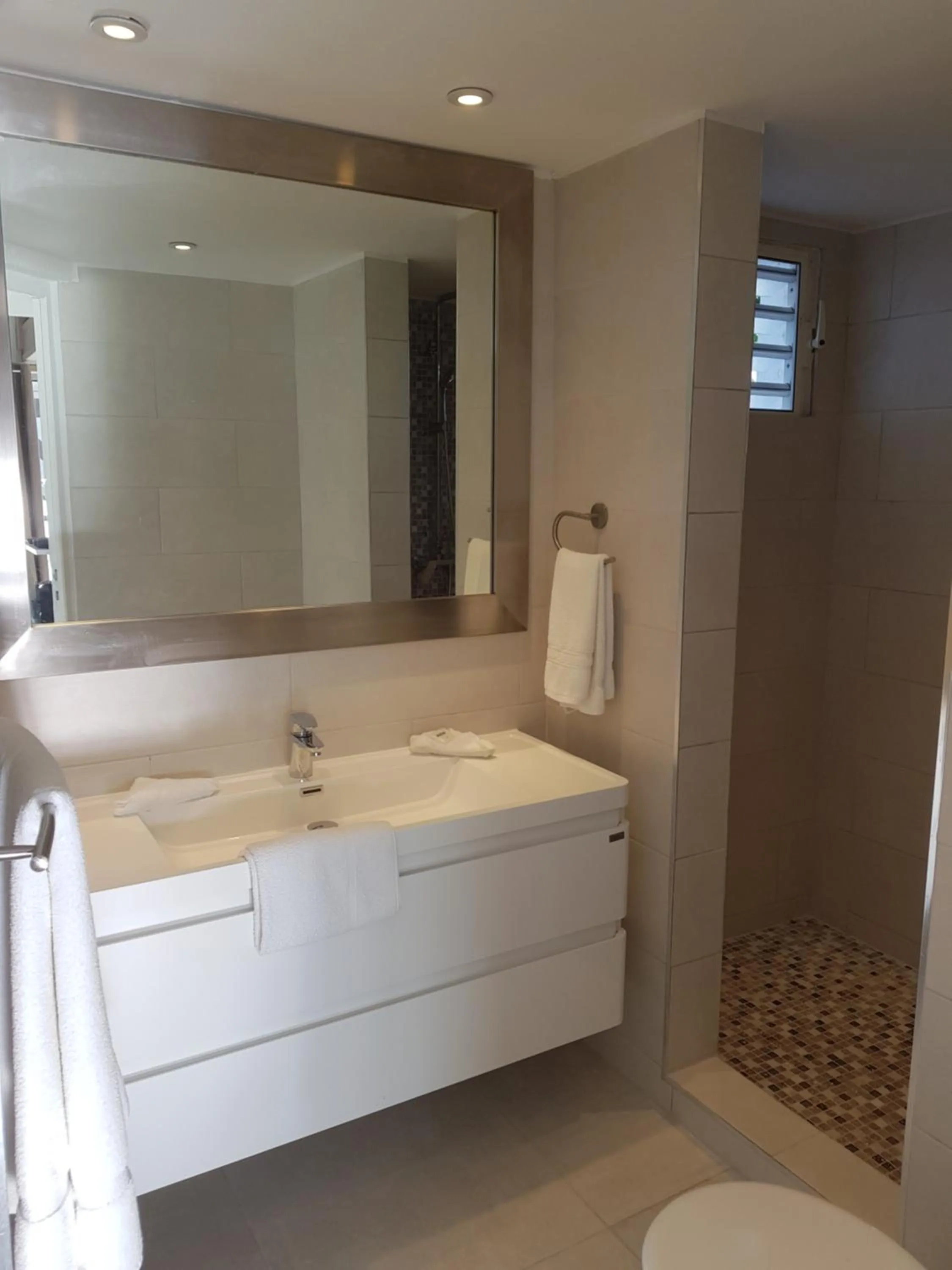 Bathroom, Bed in Les Balcons d'Oyster Pond