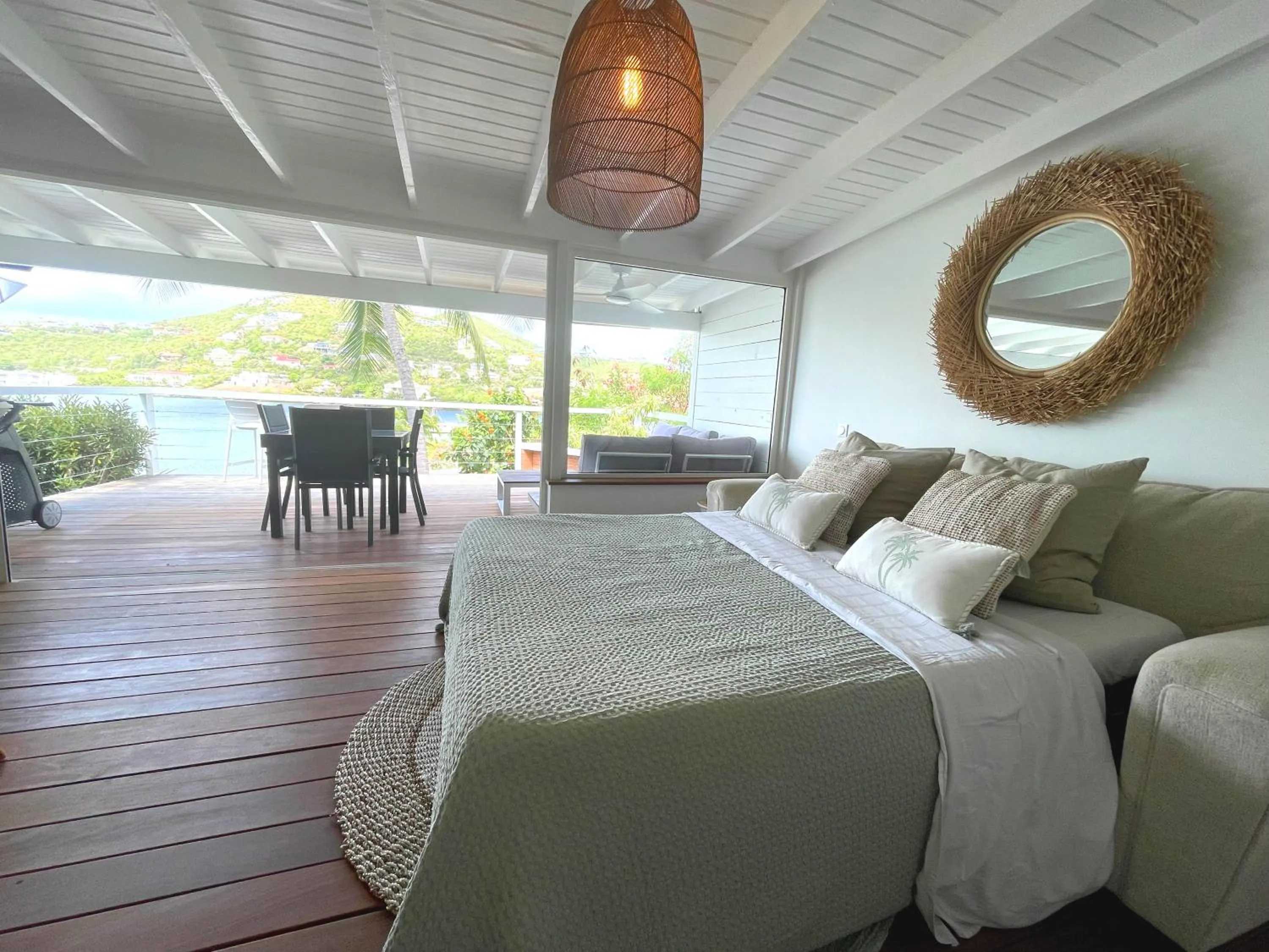 Living room, Bed in Les Balcons d'Oyster Pond