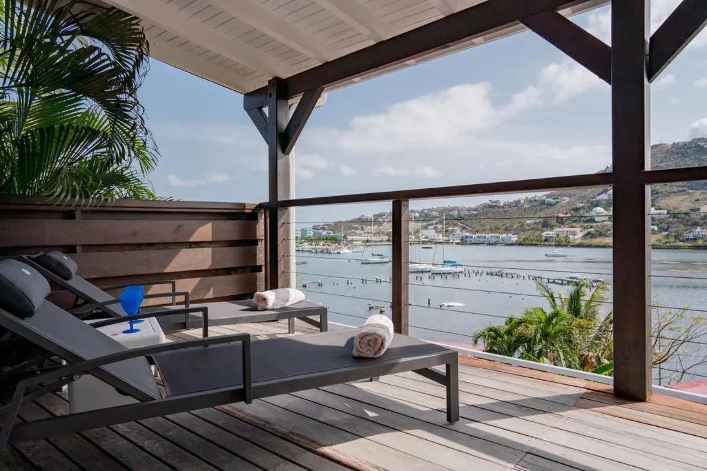 Natural landscape in Les Balcons d'Oyster Pond