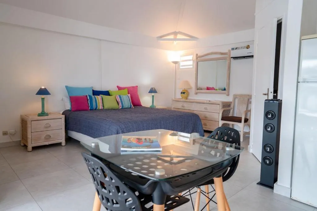 Photo of the whole room, Bed in Les Balcons d'Oyster Pond