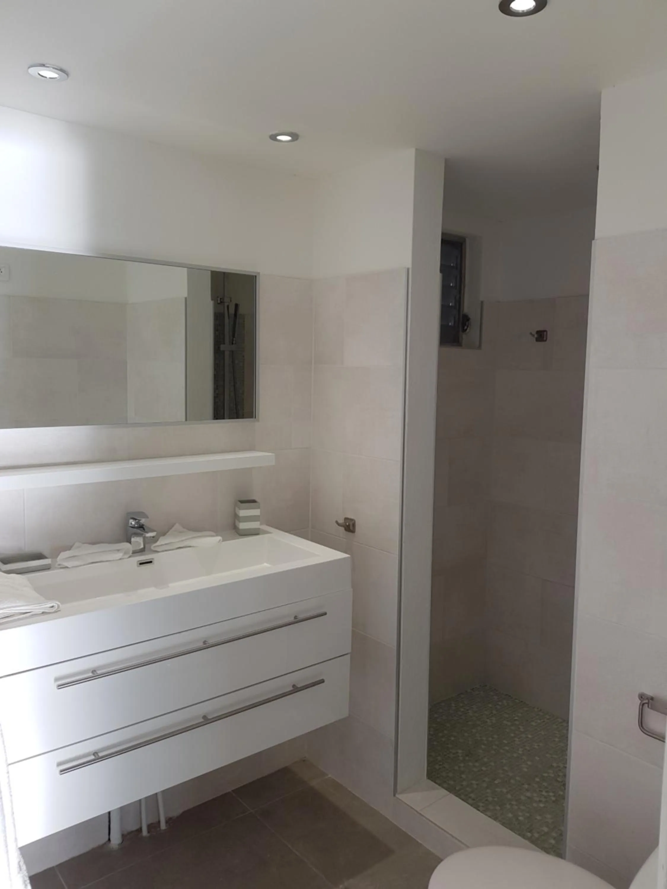 Shower in Les Balcons d'Oyster Pond